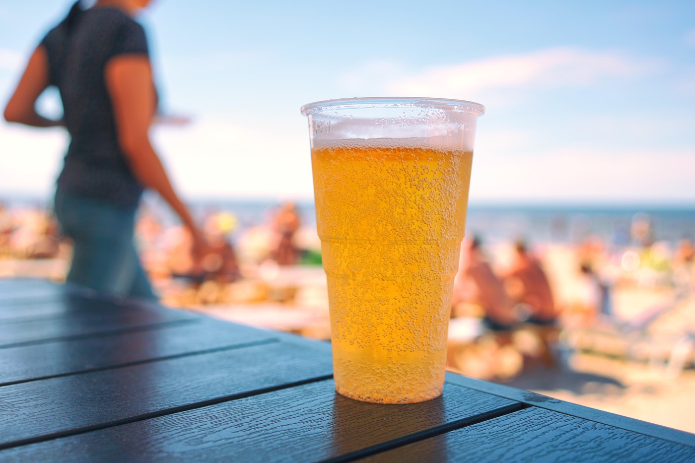 Cider v plastičnem lončku na plaži