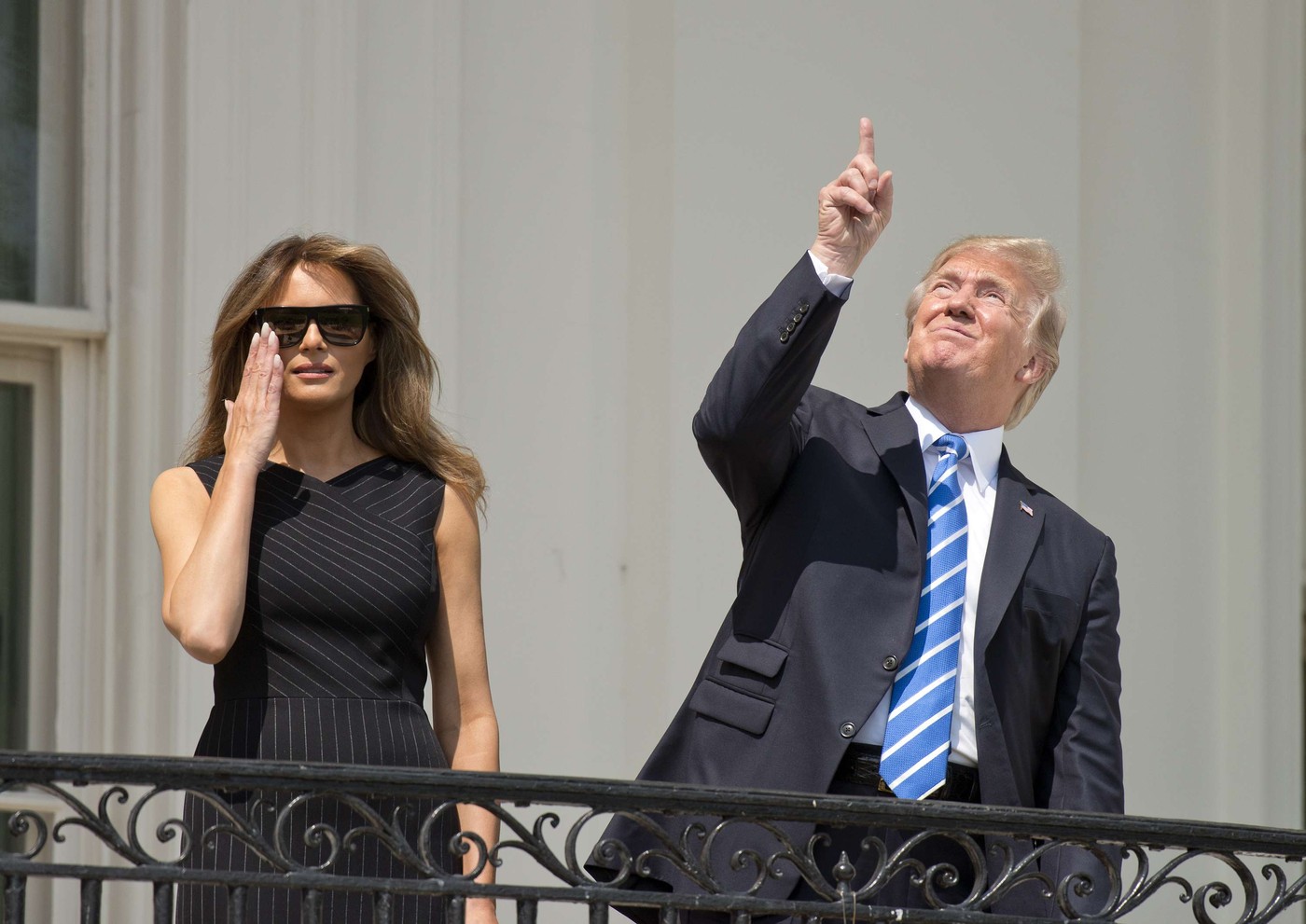 Donald in MelaniaTrump opazujeta sončni mrk 21. avgusta 2017 na balkonu Bele hiše