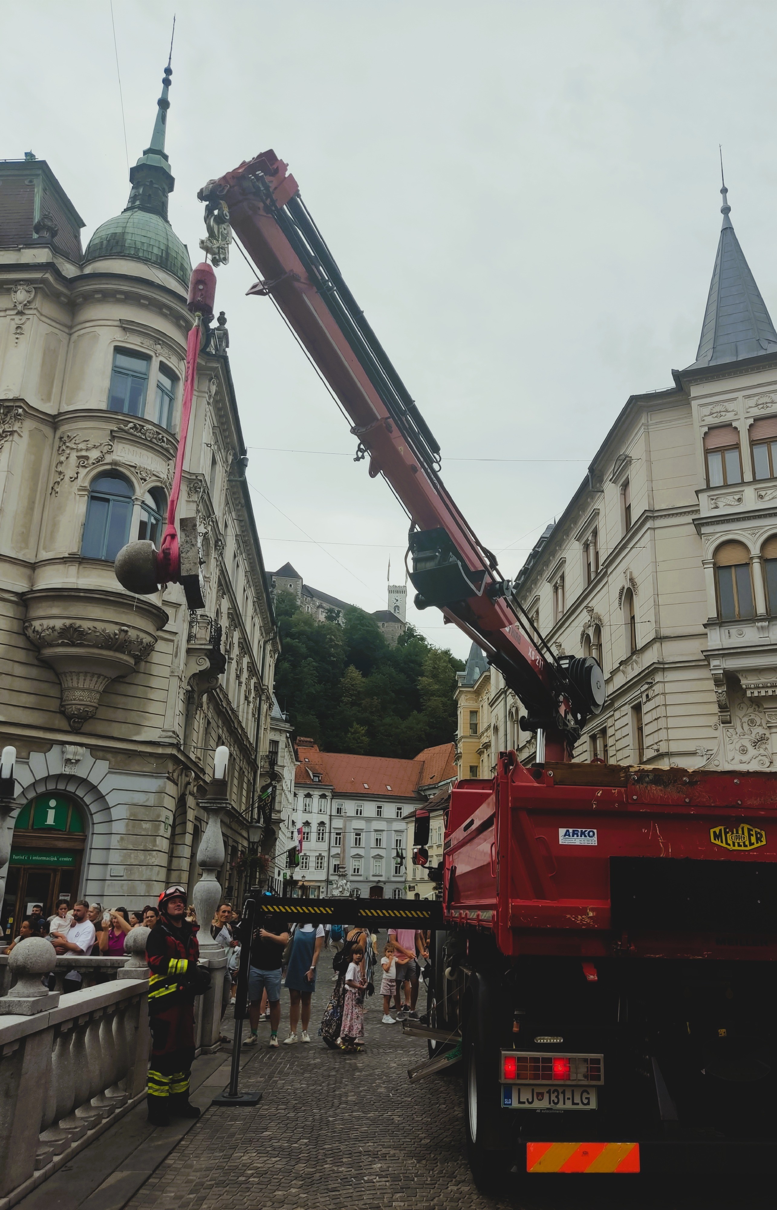 Na dnu Ljubljanice našli izginulo kamnito kroglo s Tromostovja