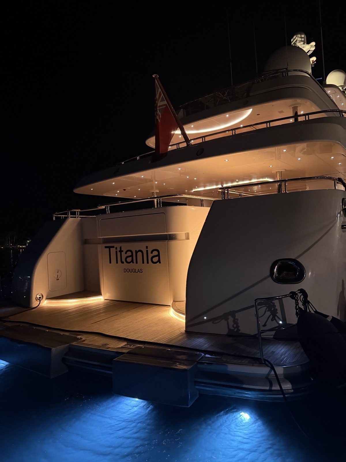 superjahta Titania
