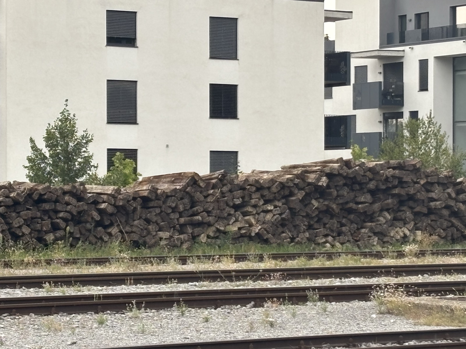Odloženi železniški pragovi v Črnučah