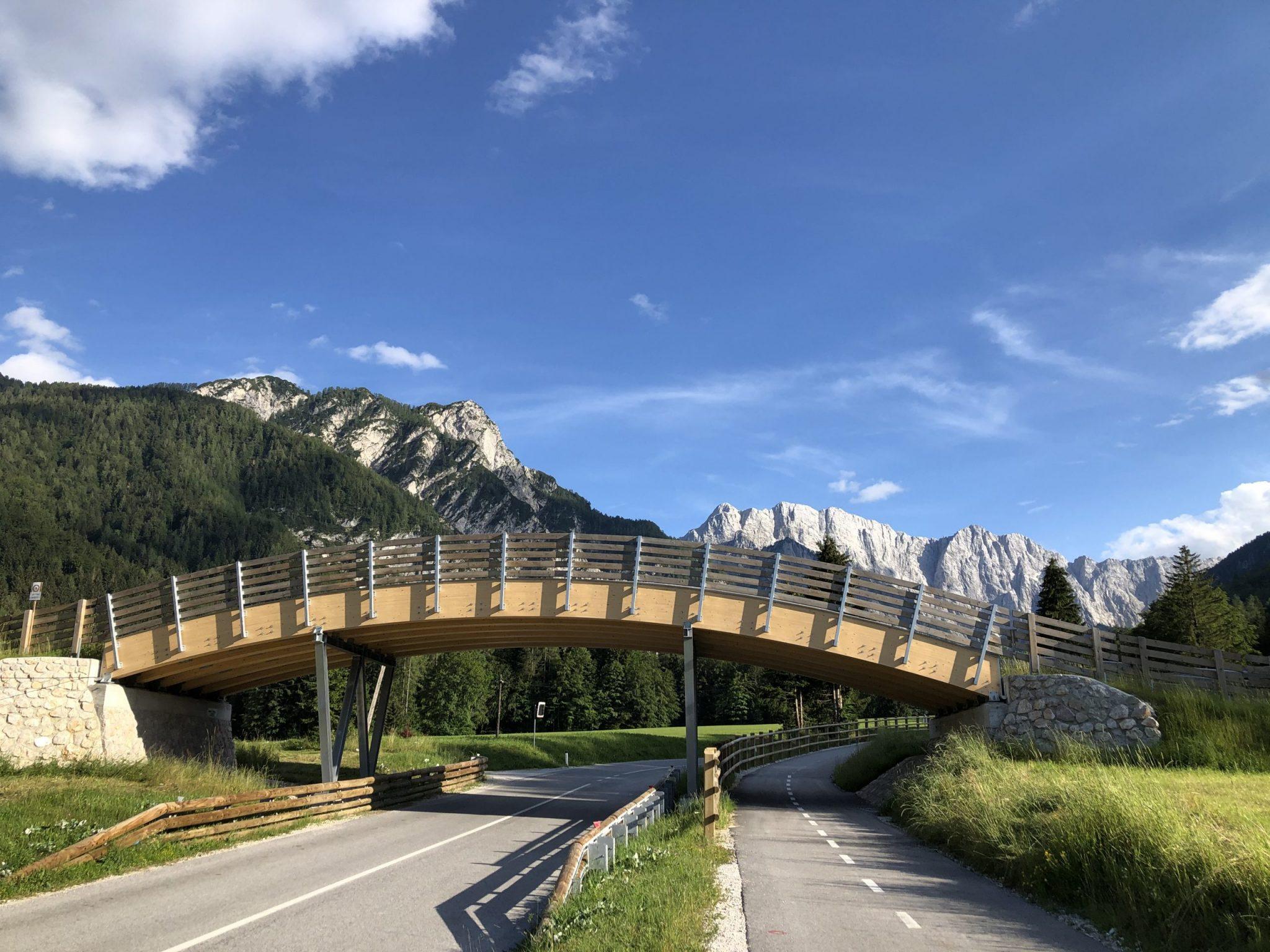 Daljinska kolesarska pot D2 vodi iz Mojstrane skozi Kranjsko Goro v Italijo