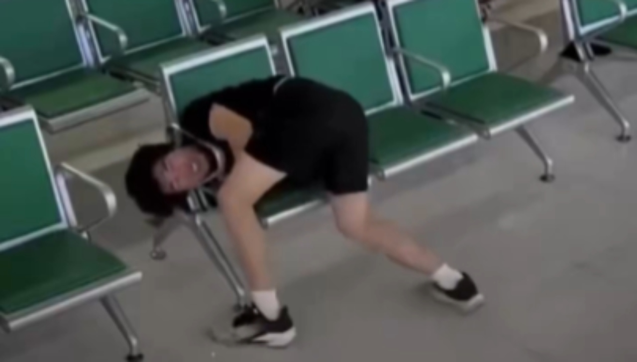 Moški, ki se je z glavo zataknil v ročaj klopi