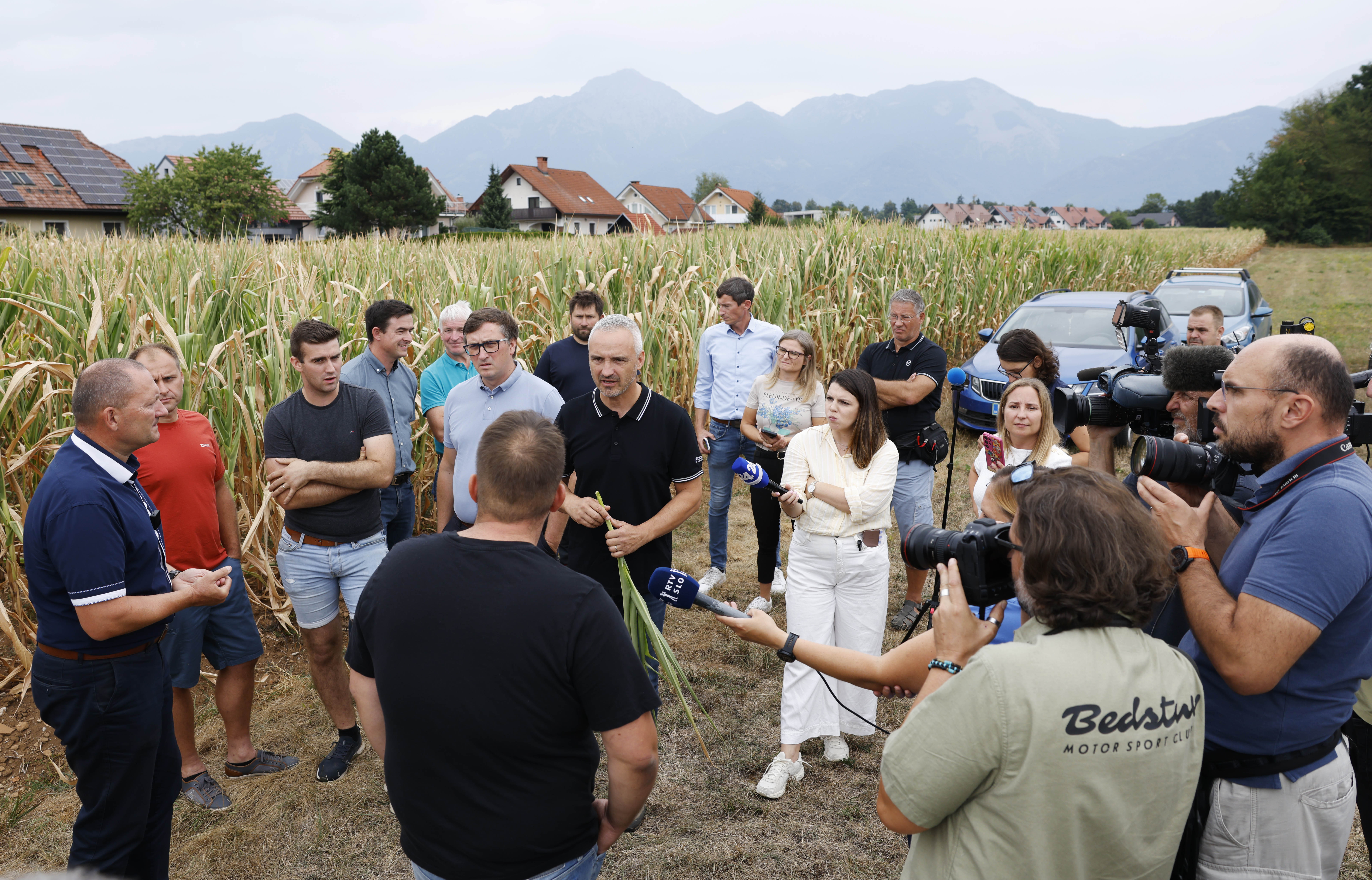 Minister za kmetijstvo Janez Cigler Kralj si je skupaj s predsednikom KGZS Jožetom Podgorškom in predstavniki kmetijske svetovalne službe ogledal posledice letošnje suše na območju Kranja