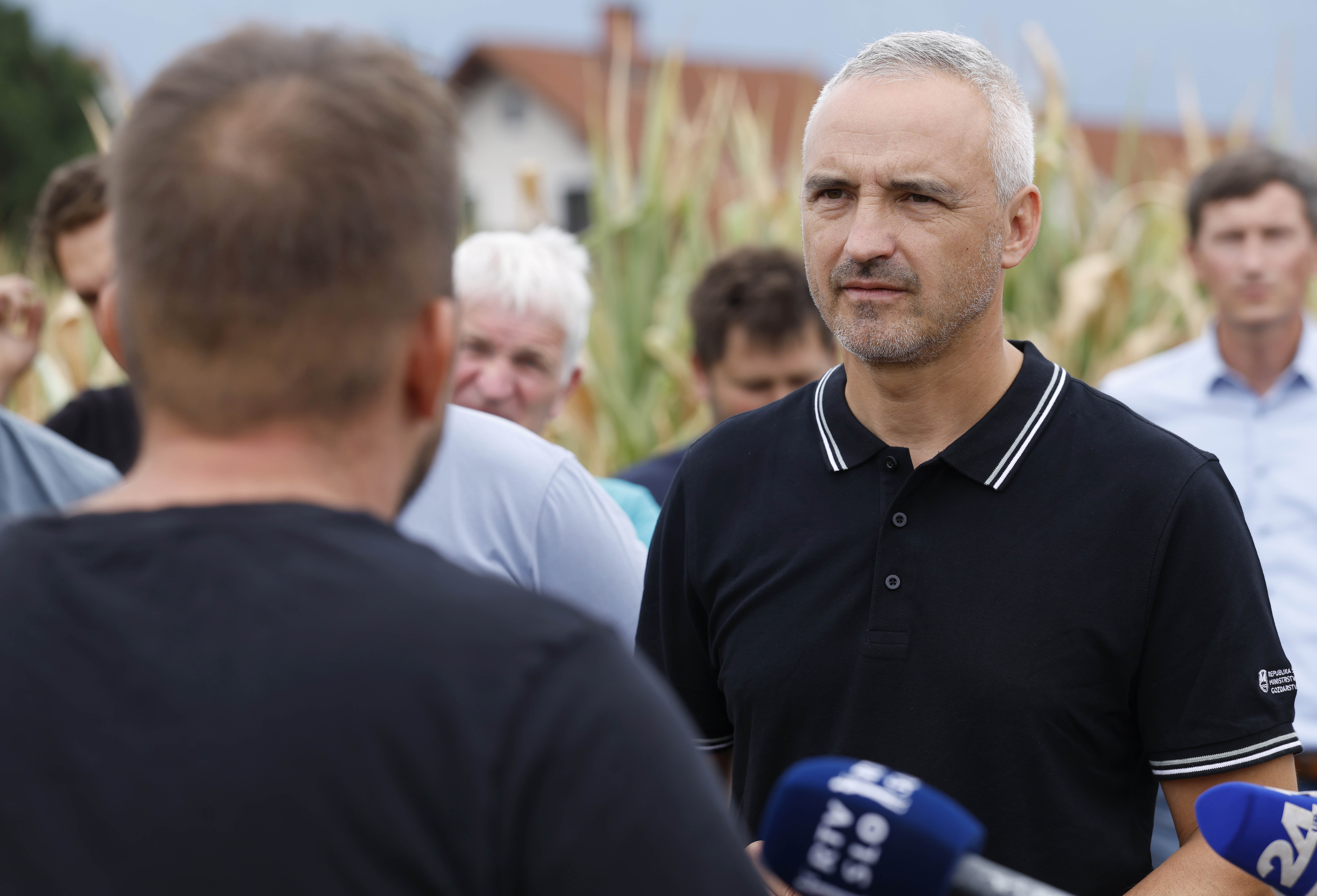 Minister za kmetijstvo Janez Cigler Kralj si je skupaj s predsednikom KGZS Jožetom Podgorškom in predstavniki kmetijske svetovalne službe ogledal posledice letošnje suše na območju Kranja