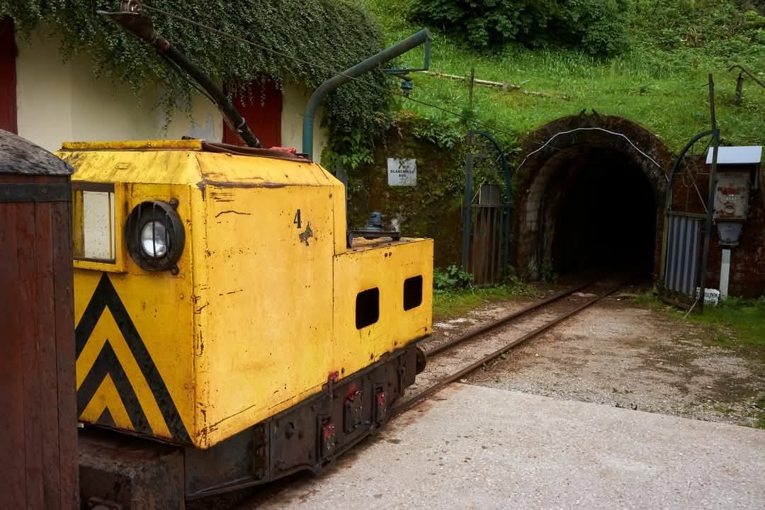 Na območju turističnega muzejskega rudnika Podzemlje Pece v Mežici je v soboto dopoldne iztiril muzejski vlak