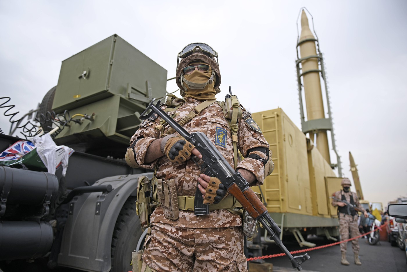 Vojak iranske revolucionarne garde pred raketo Šahab 3