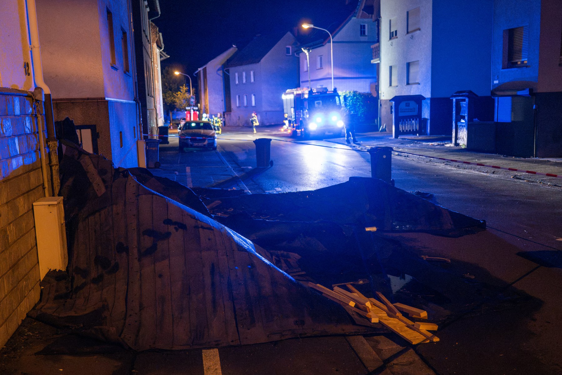 20 August 2026, Hesse, Wetzlar: Firefighters stand in front of damaged houses. Several houses in Wetzlar were damaged after a severe storm. Photo: Florian Wiegand/dpa,Image: 1125932451, License: Rights-managed, Restrictions: GERMANY OUT, Model Release: no