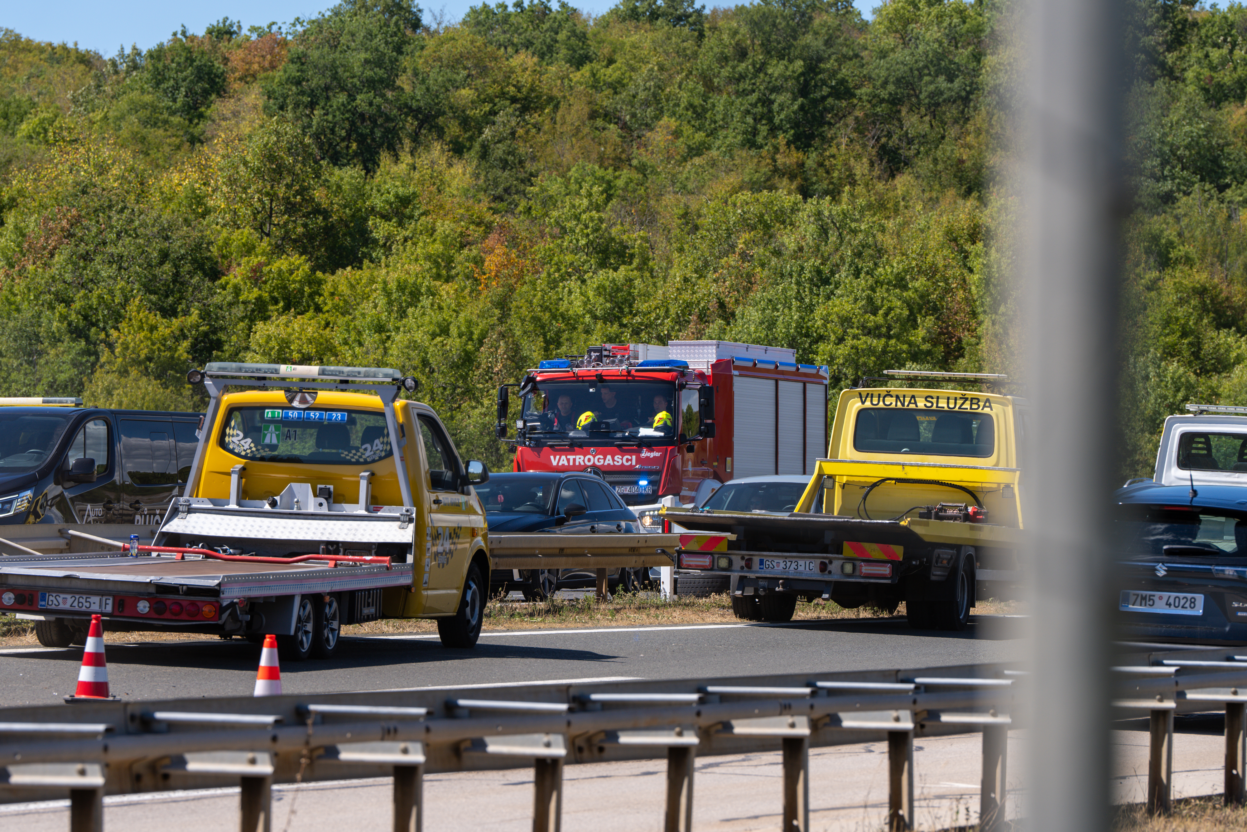 Na avtocesti A1 Zagreb-Ploče-Karamatići je bil zaradi prevračanja tovornjaka na kilometru 167 promet med razcepoma Otočac in Perušić v smeri Dubrovnika popolnoma oviran