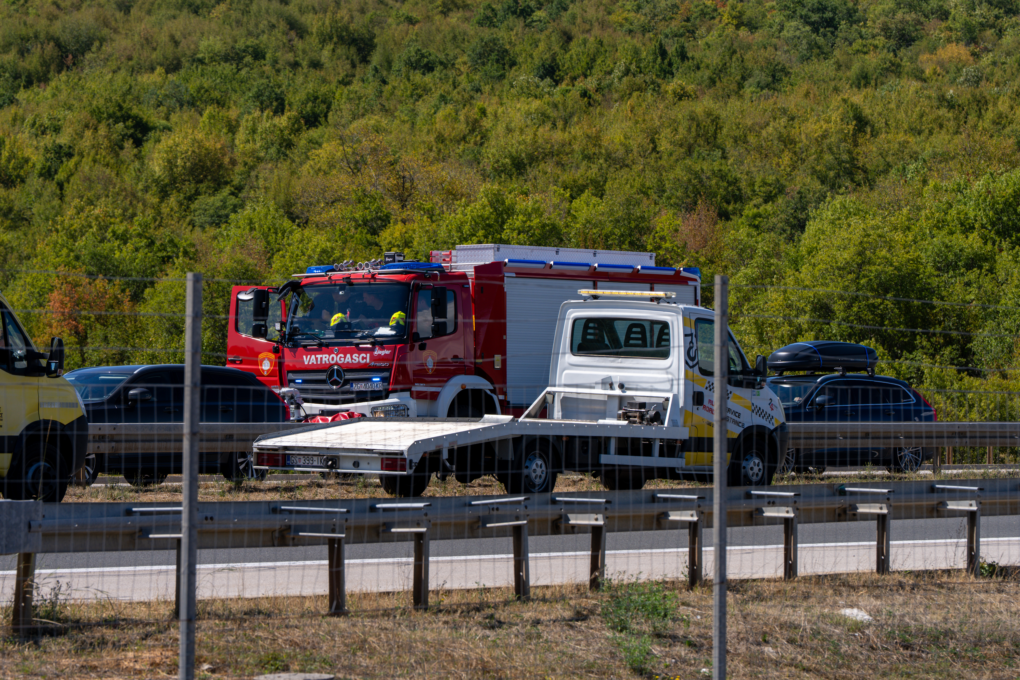Na avtocesti A1 Zagreb-Ploče-Karamatići je bil zaradi prevračanja tovornjaka na kilometru 167 promet med razcepoma Otočac in Perušić v smeri Dubrovnika popolnoma oviran