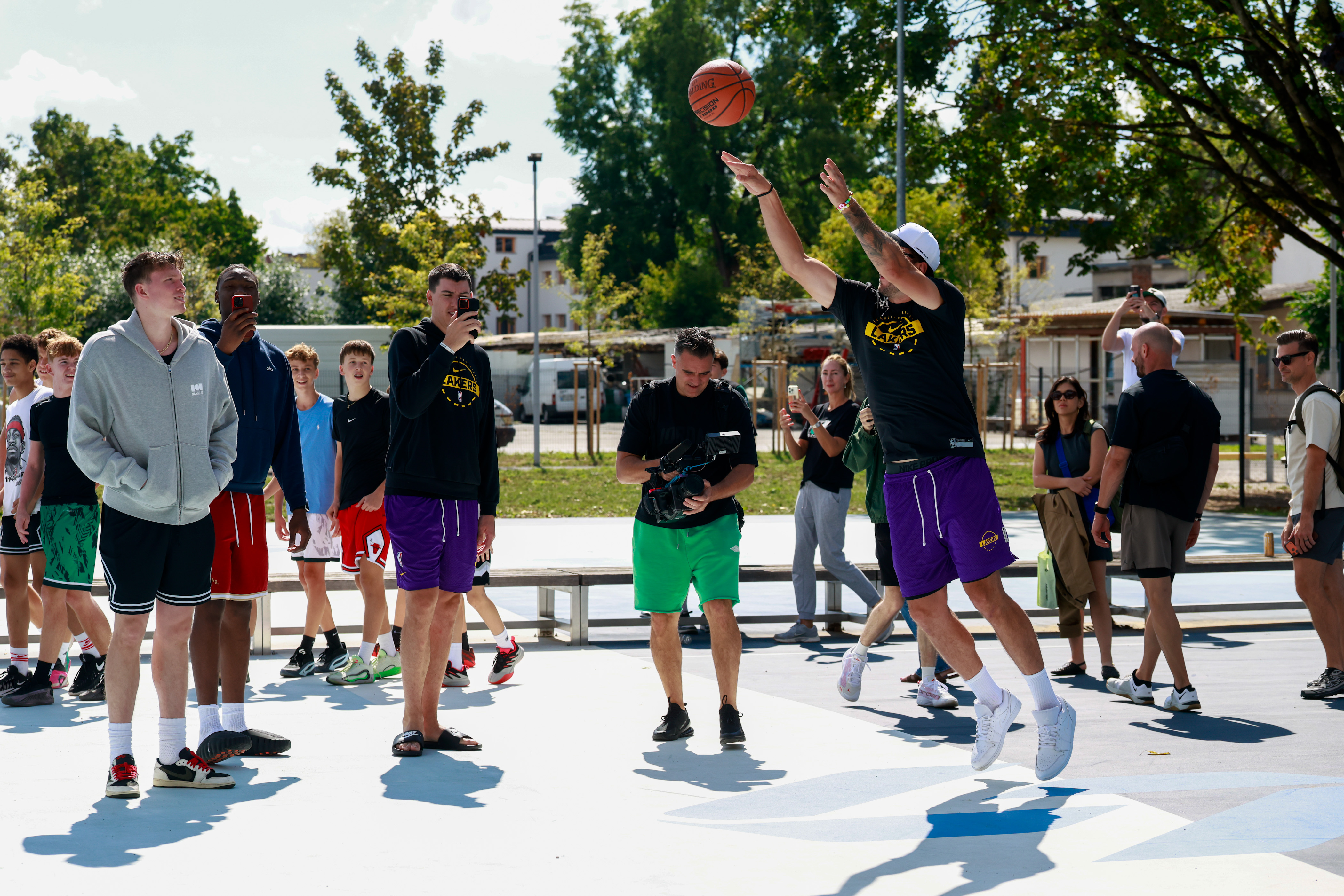 Luka Dončić in LA Lakers na igrišču v Savskem naselju