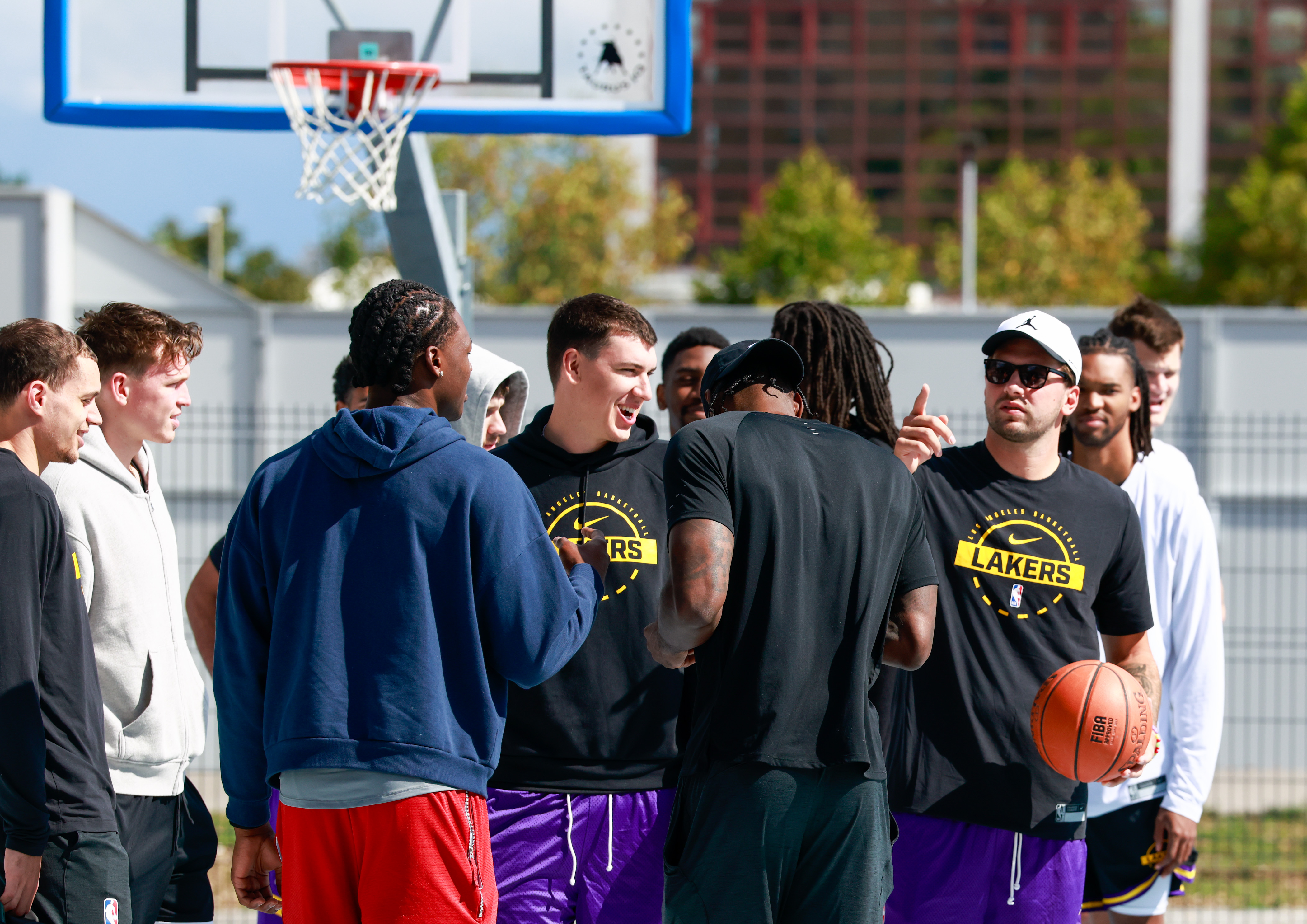 Luka Dončić in LA Lakers na igrišču v Savskem naselju