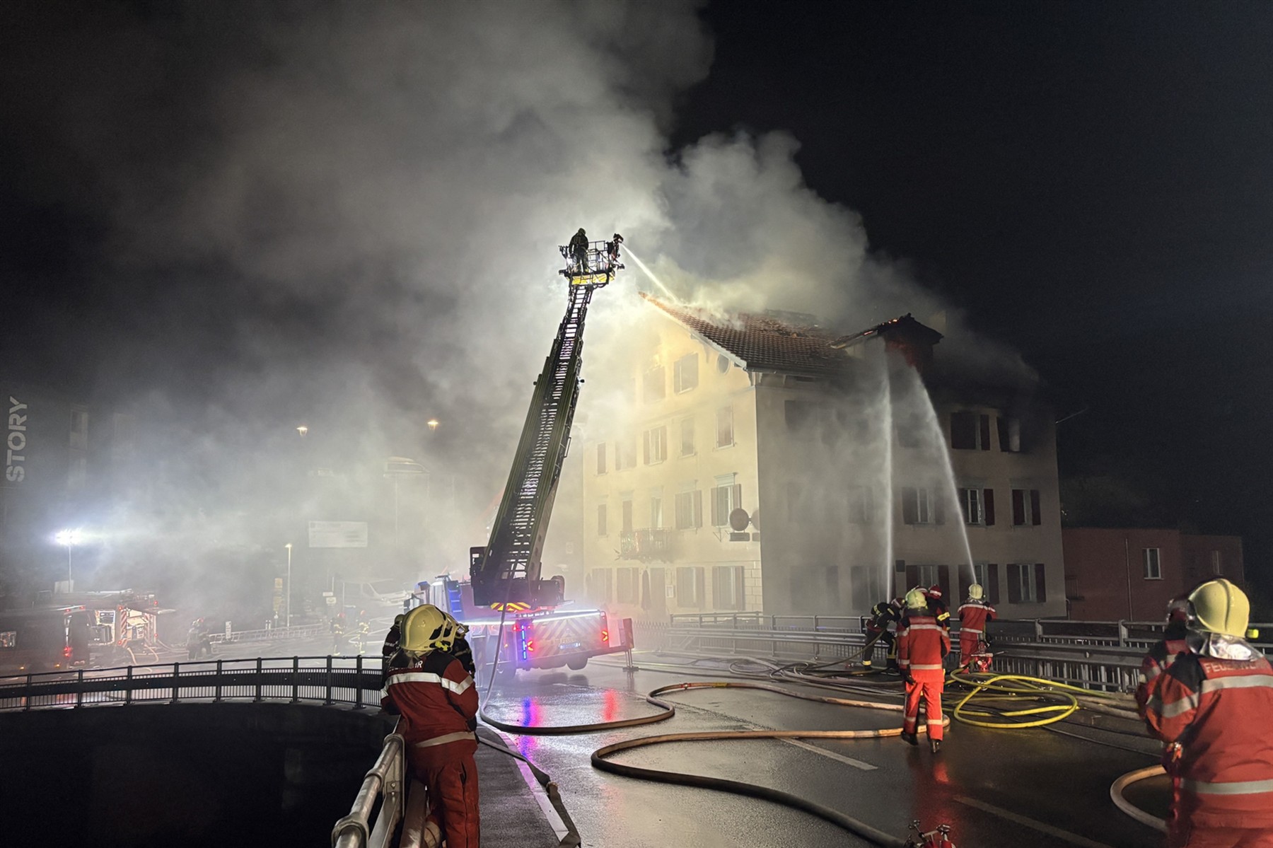 Požar večstanovanjske stavbe v Švici