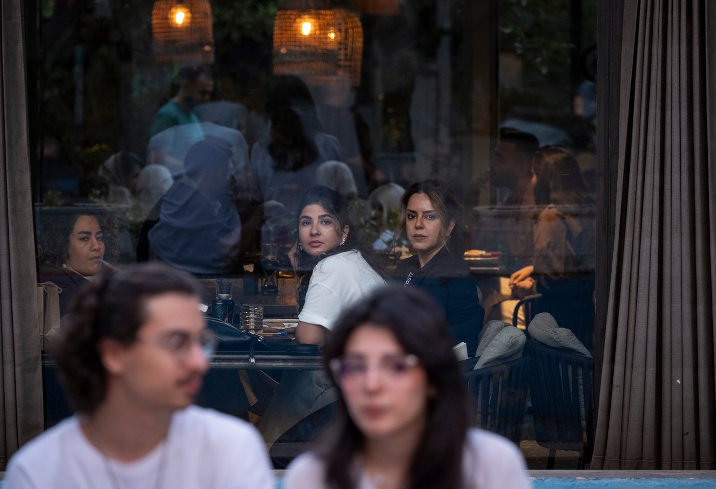 Mlade Iranke v eni od Teheranskih restavracij
