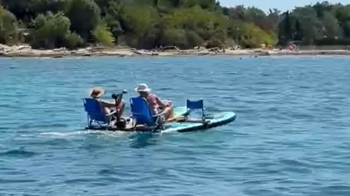 plovilo z dvema povezanima supoma na motorni pogon, posneto pri Savudriji