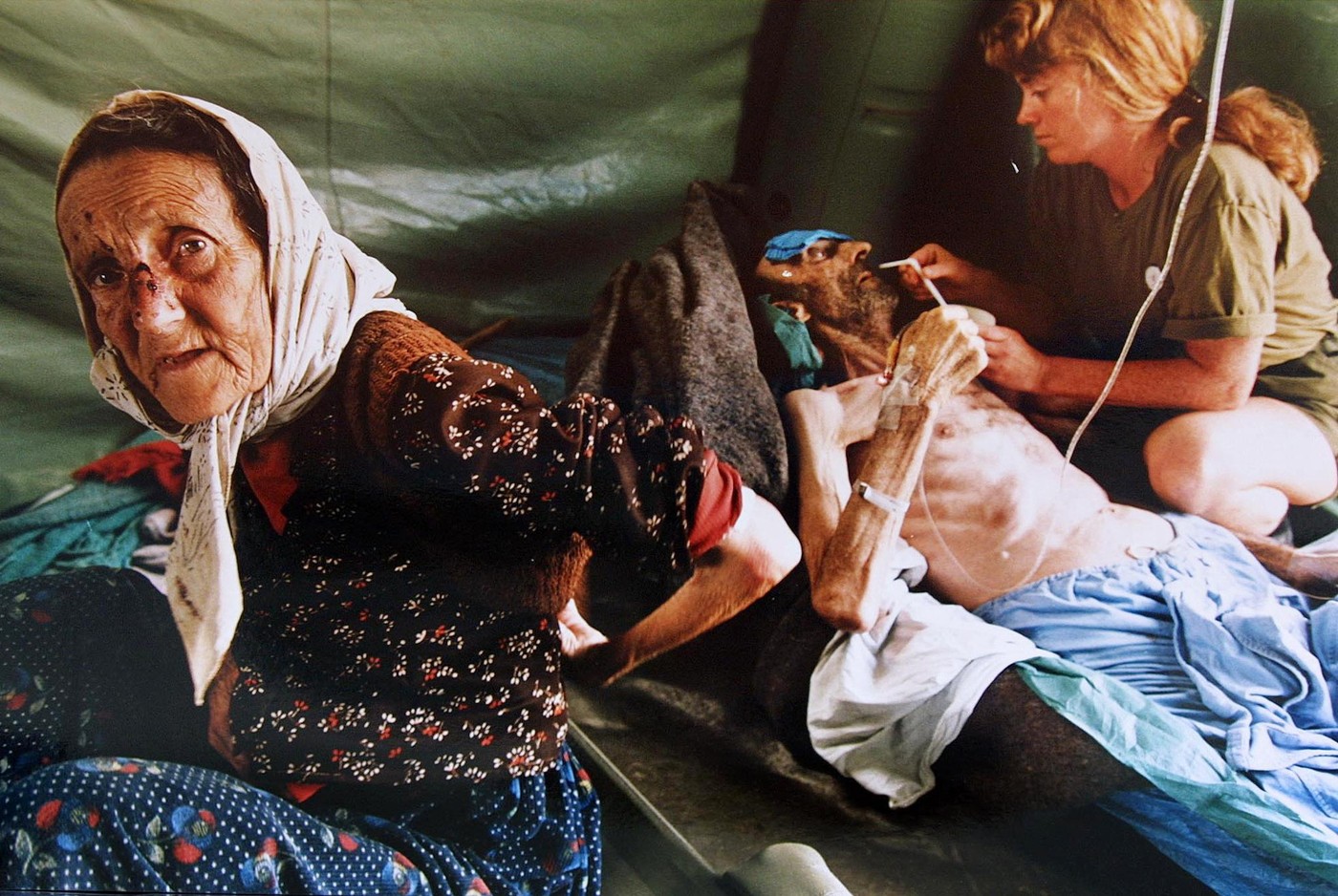 Moški in ženska, ki sta julija 1995 zbežala iz Srebrenice. Moški je kmalu po nastanku fotografije umrl