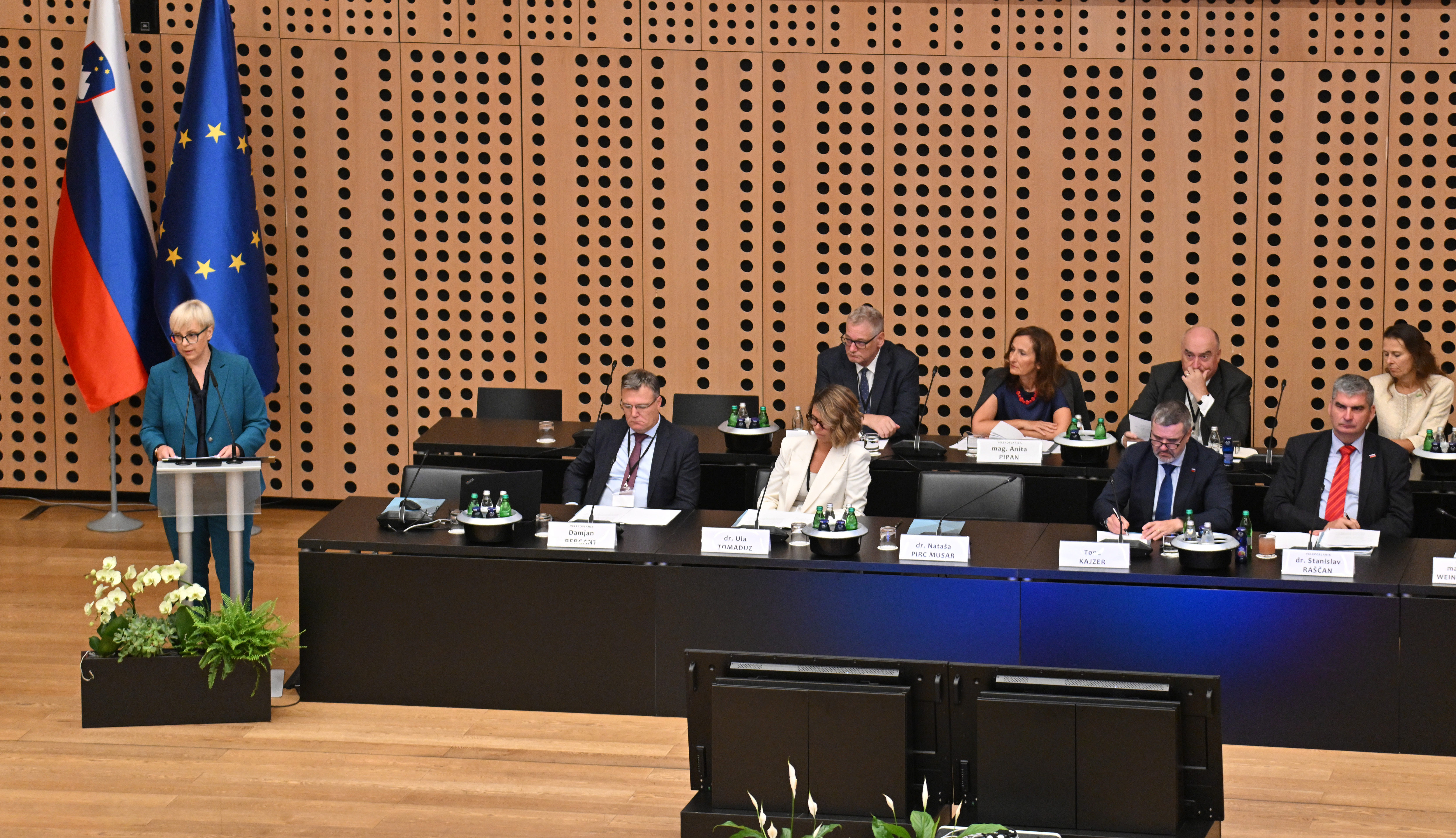 Nataša Pirc Musar govori na posvetu Slovenske diplomacije 2026