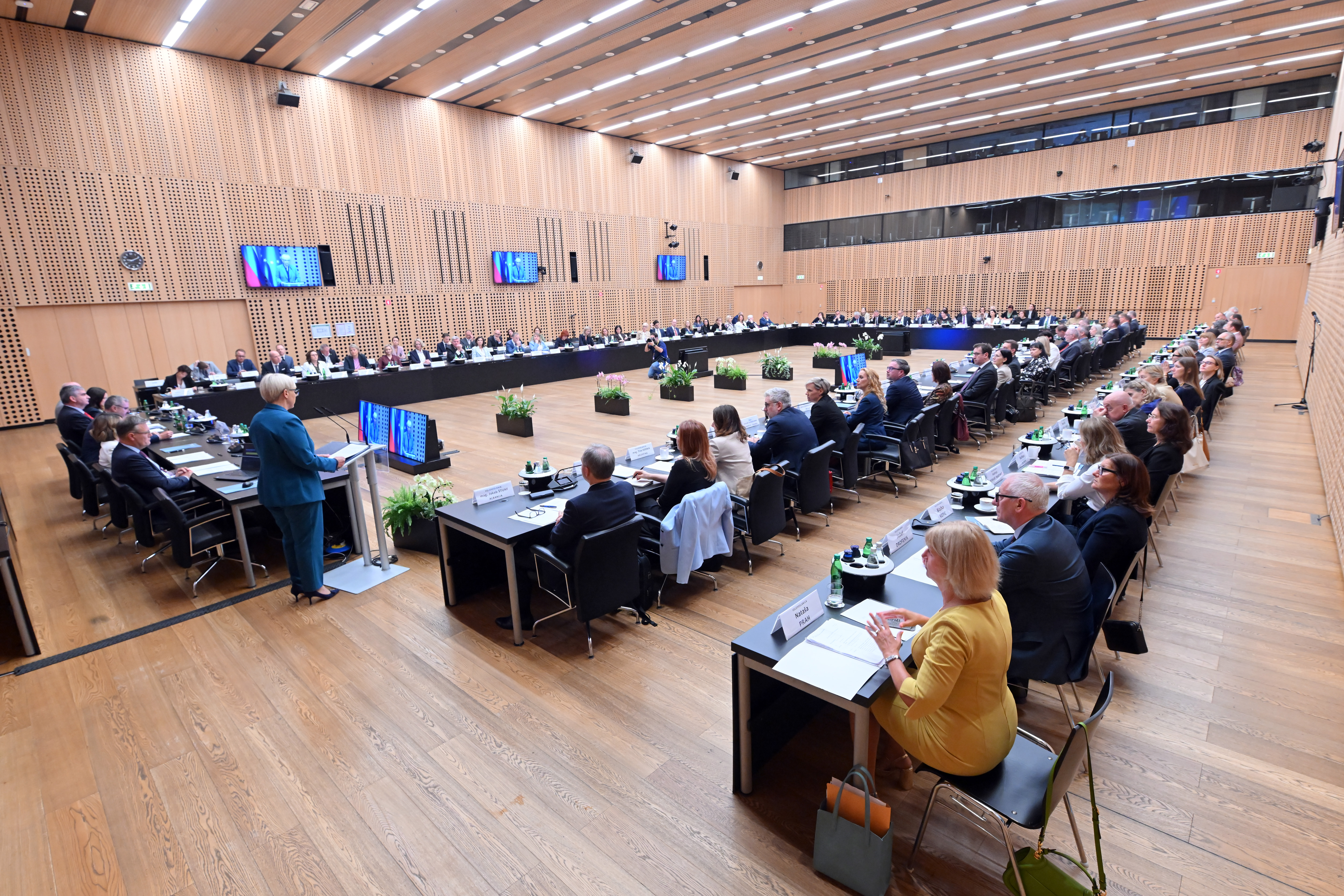 Nataša Pirc Musar govori na posvetu Slovenske diplomacije 2026