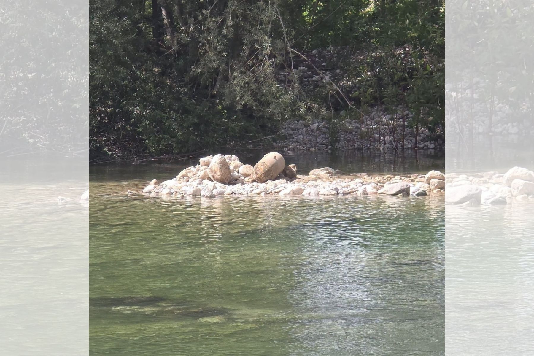 Pod železniškim mostom Globoko v občini Radovljica so delavci pri urejanju struge Save naleteli na 250-kilogramsko letalsko bombo