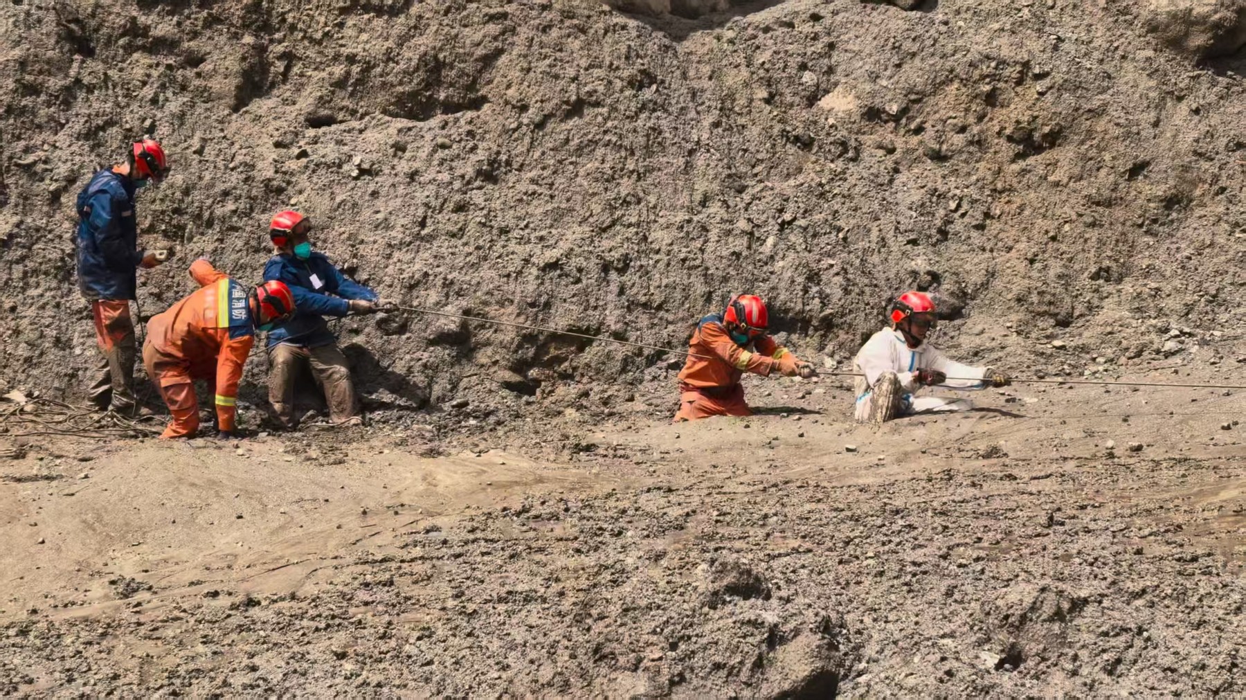 GYIRONG, Aug. 29, 2026  -- Rescuers carry out search and rescue operations