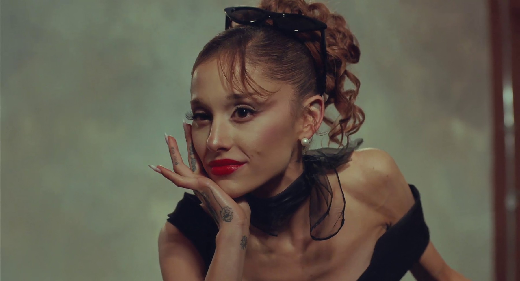 Ariana Grande v videospotu singla Petal