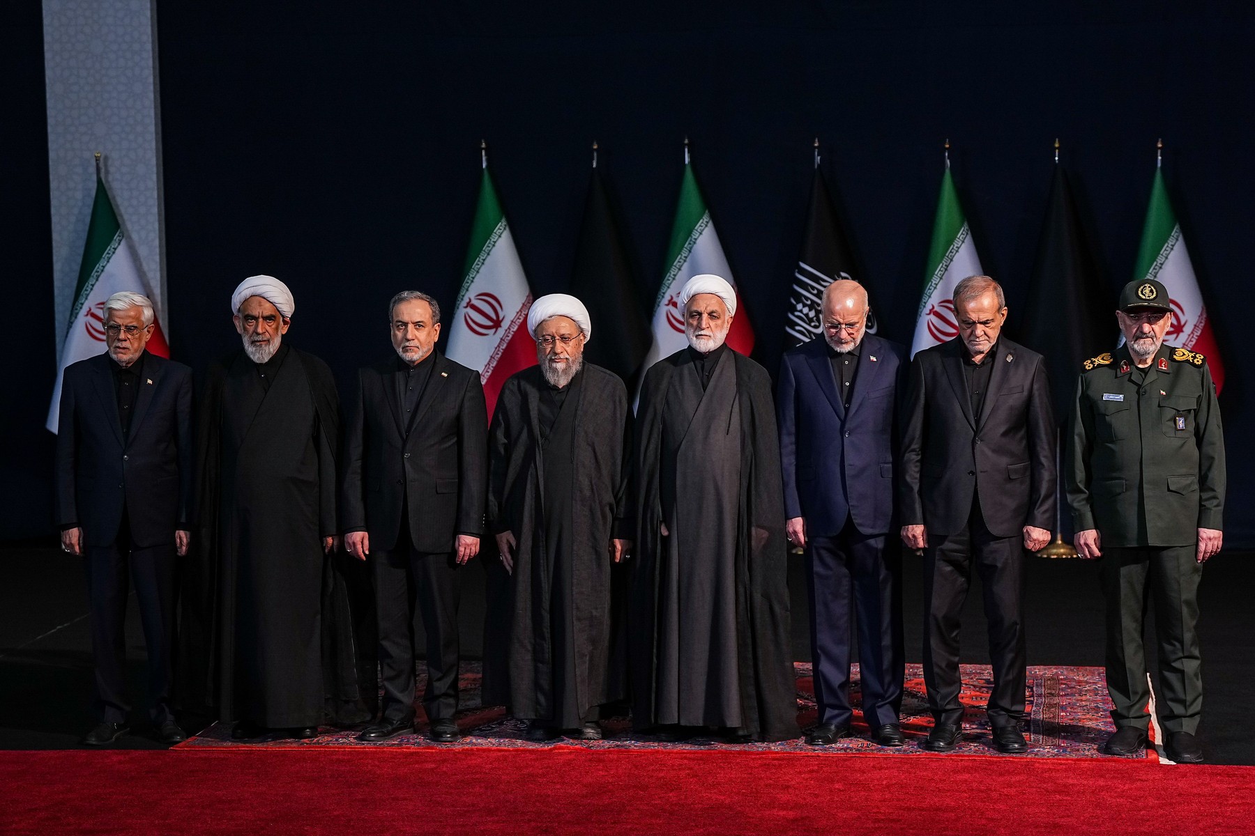 Pezeškian (drugi z desne), predsednik parlamenta Mohammad Bagher Ghalibaf (tretji z desne), zunanji minister Seyyed Abbas Araghchi (tretji z leve), prvi podpredsednik Mohammad Reza Aref (levo), predsednik iranskega vrhovnega sodišča Gholam-Hossein Mohseni