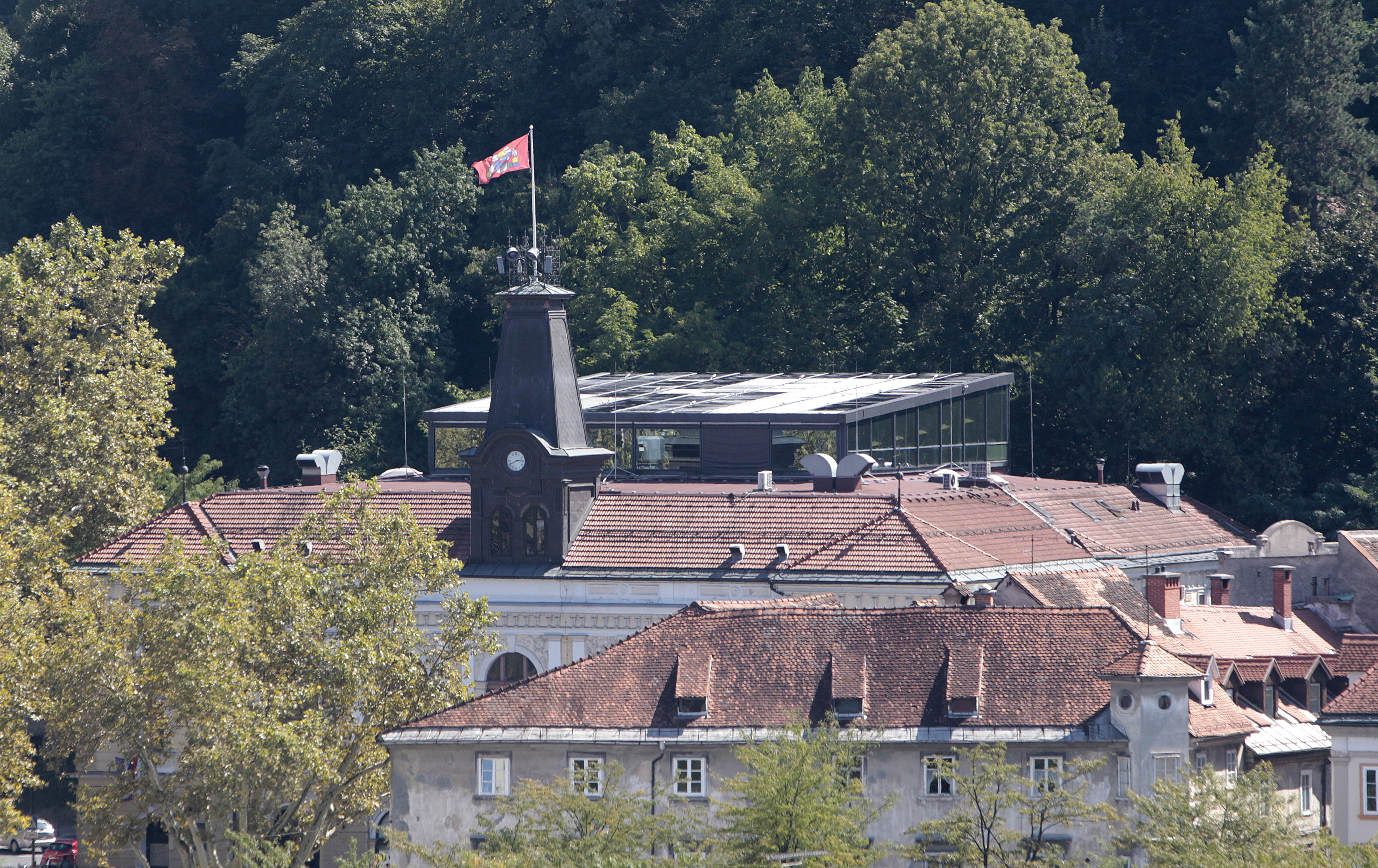 Slovenija, Ljubljana, 31.08.2017 31. avgust 2017 Panorama Ljubljane, dimniki, strehe, arhitektura, stavbe, bloki, stanovanjski objekti