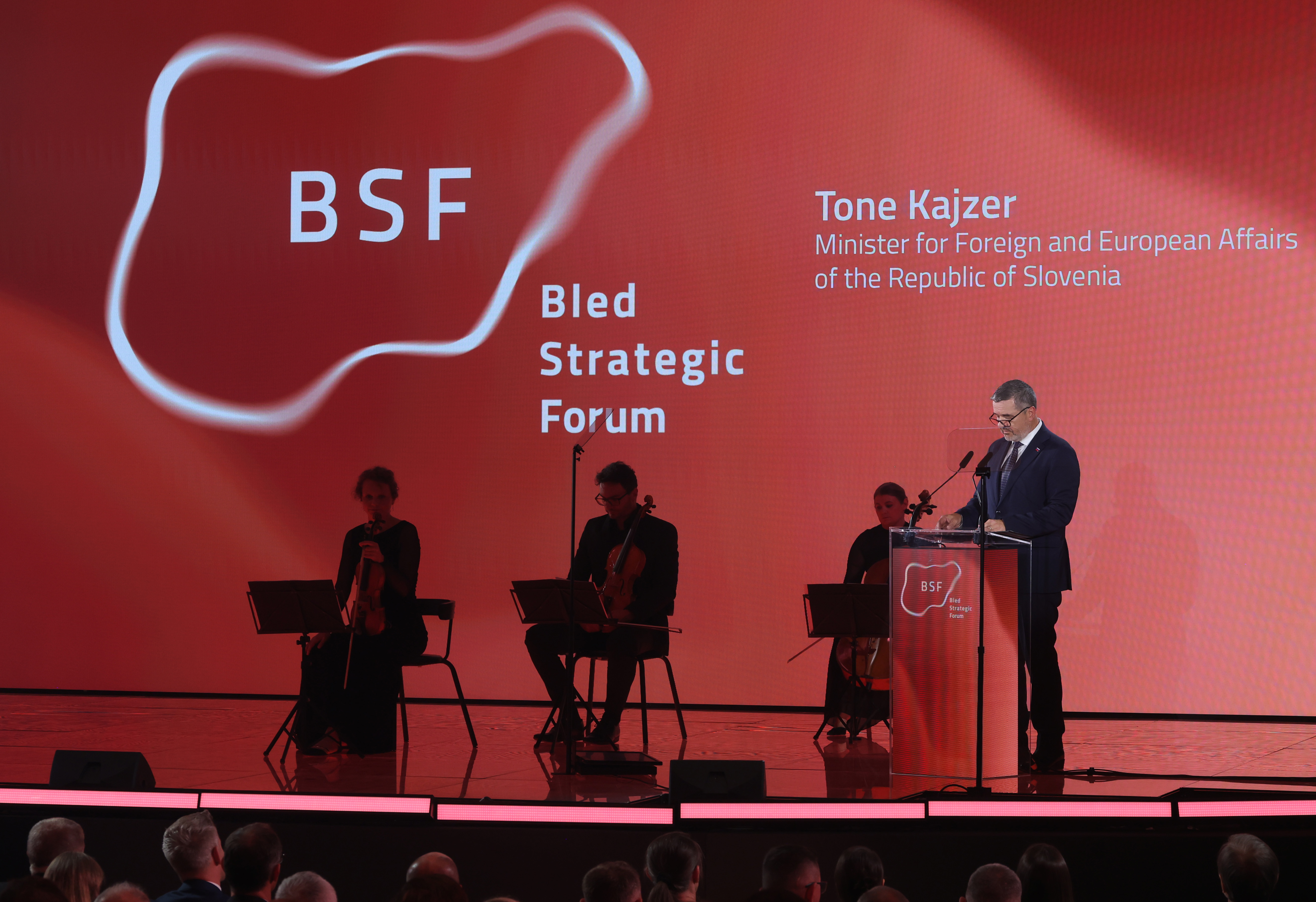 Odprtje Blejskega strateškega foruma z nagovoroma zunanjega ministra Toneta Kajzerja