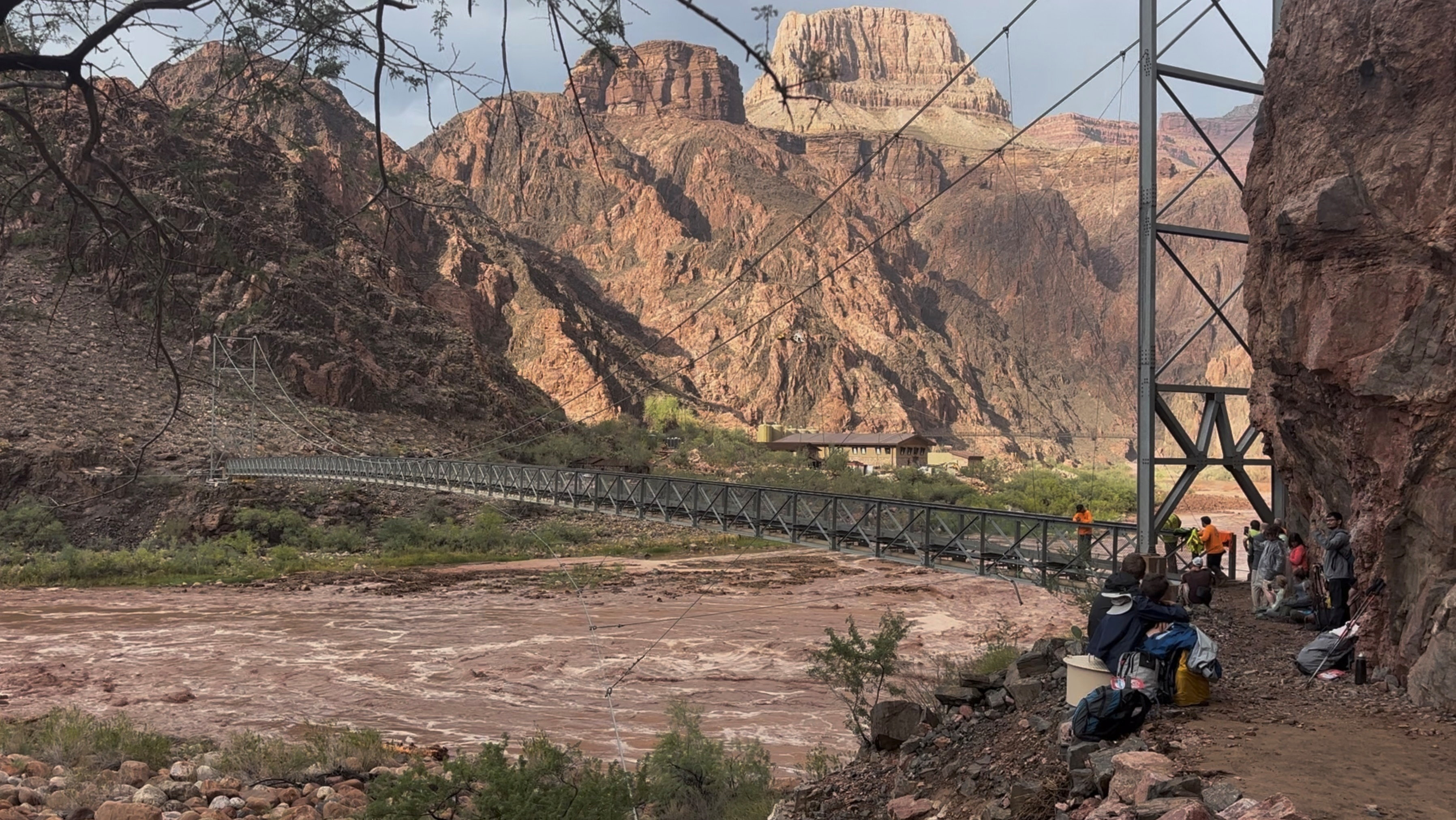 V sobotnih poplavah na območju nacionalnega parka Grand Canyon v ameriški zvezni državi Arizona sta umrli dve osebi