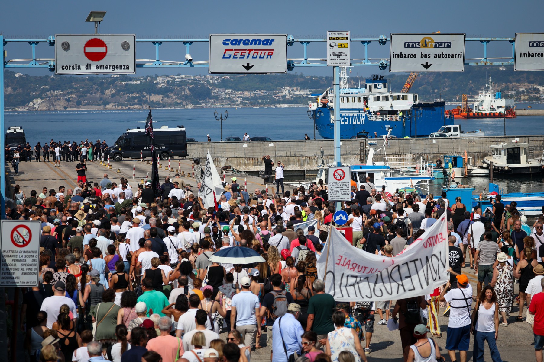 'The Earth Trembles, The Institutions Sleep' Protest-Port Blocked by protestersDemonstrators Block Pozzuoli Port