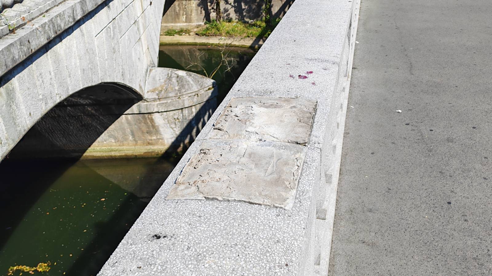 S Tromostovja izginila še ena kamnita krogla