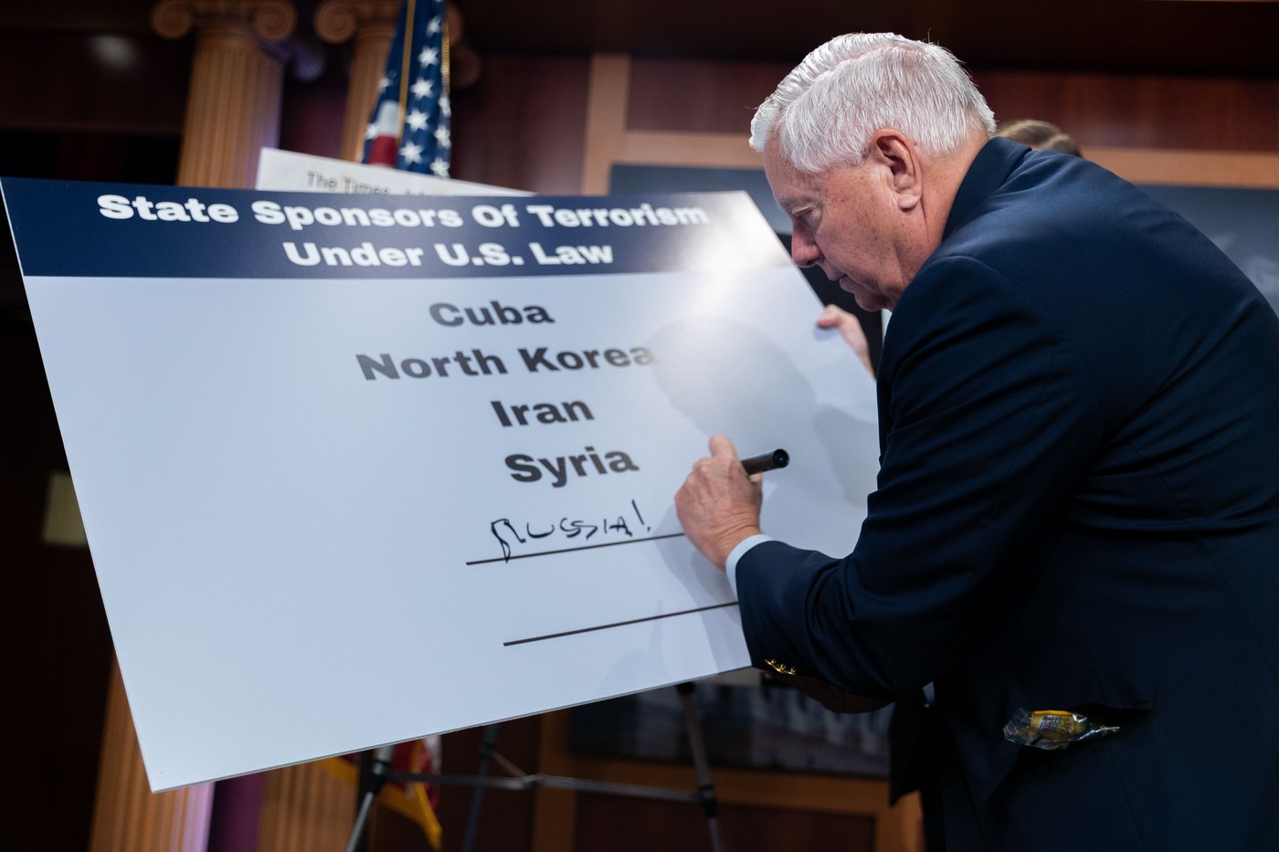 Senator Lindsey Graham na novinarski konferenci, na kateri je skupaj z drugimi senatorji podprl zakonodajni predlog za razglasitev Rusije za državo, ki podpira terorizem