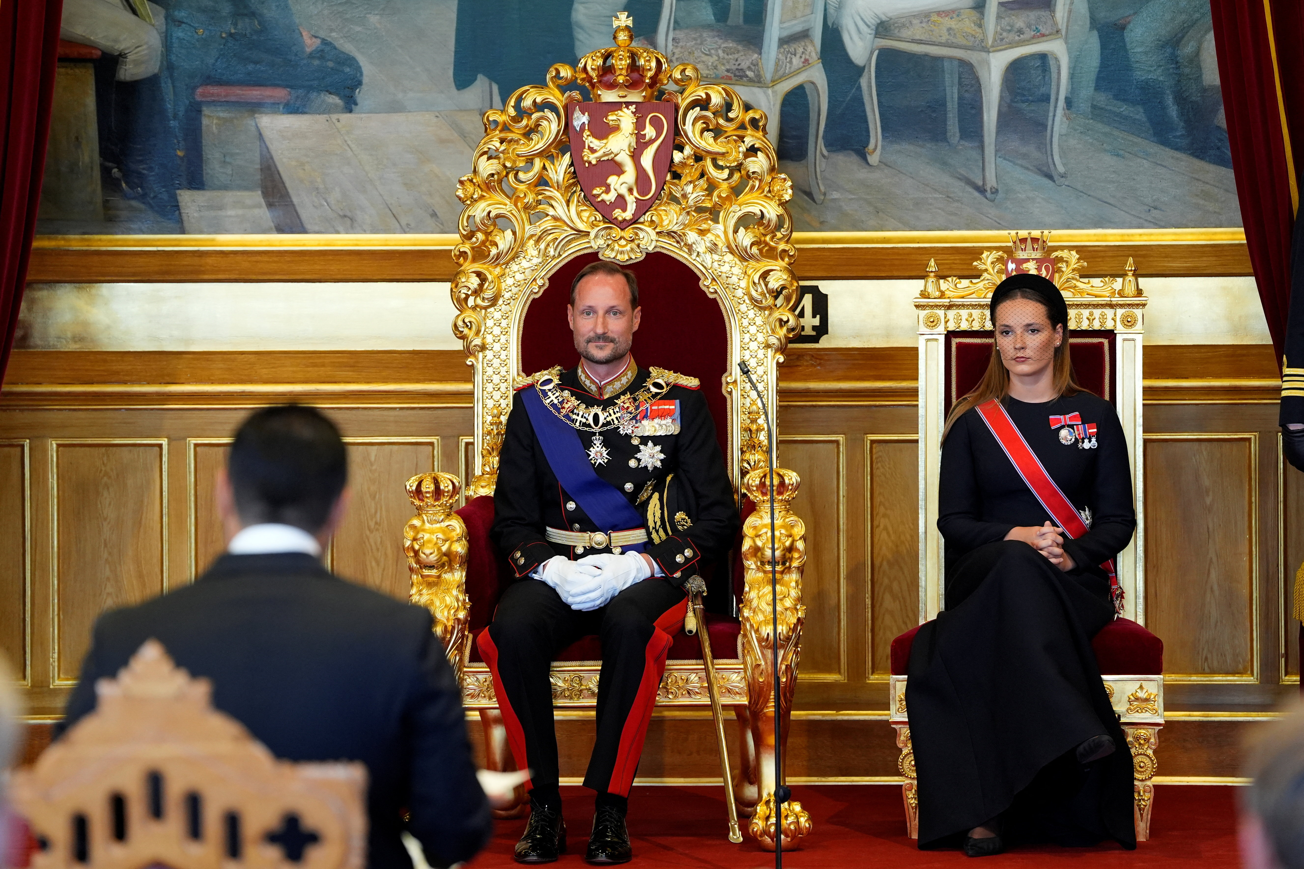 Novi norveški kralj Haakon VIII. je po smrti očeta prejšnji teden danes prisegel pred norveškim parlamentom