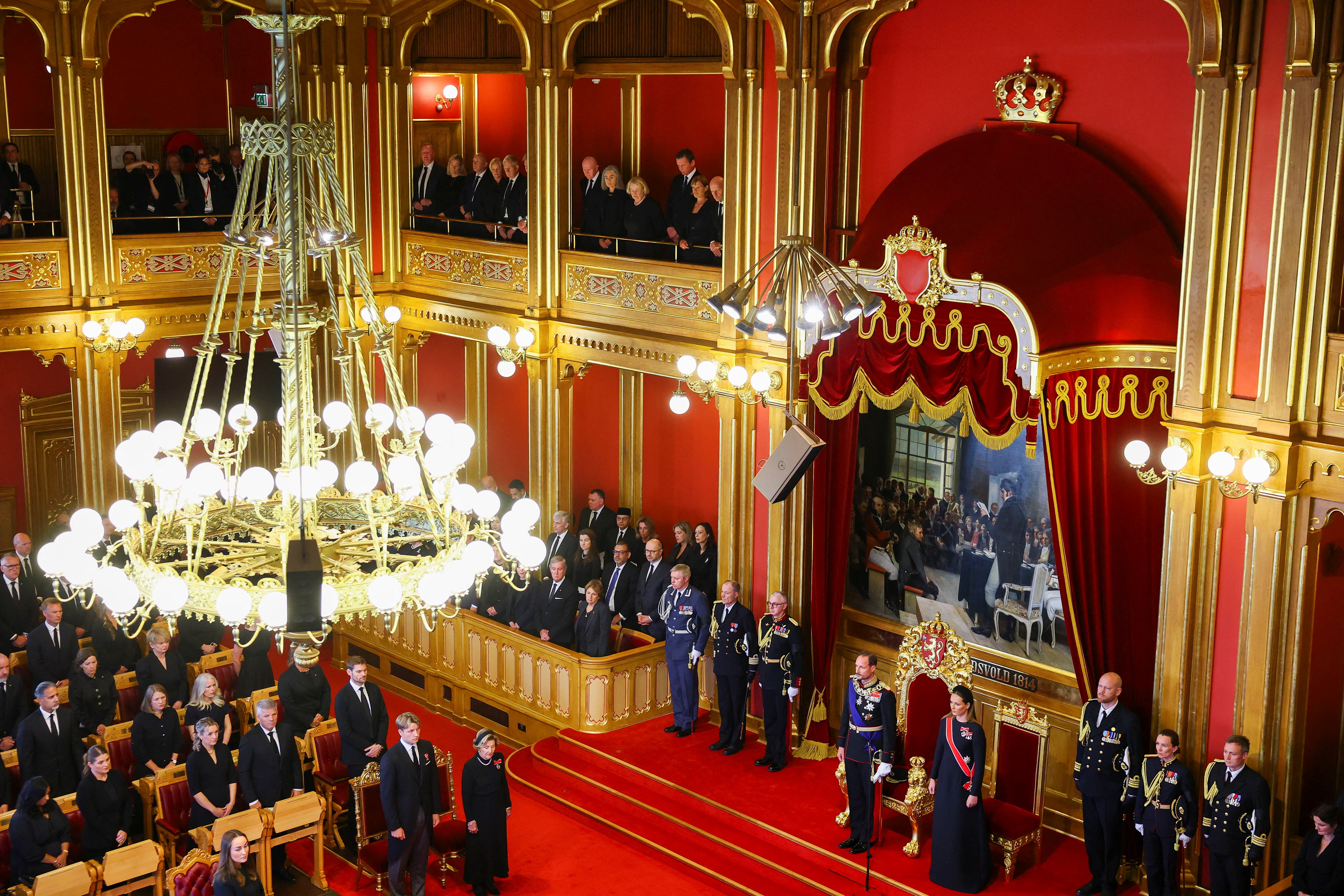 Novi norveški kralj Haakon VIII. je po smrti očeta prejšnji teden danes prisegel pred norveškim parlamentom
