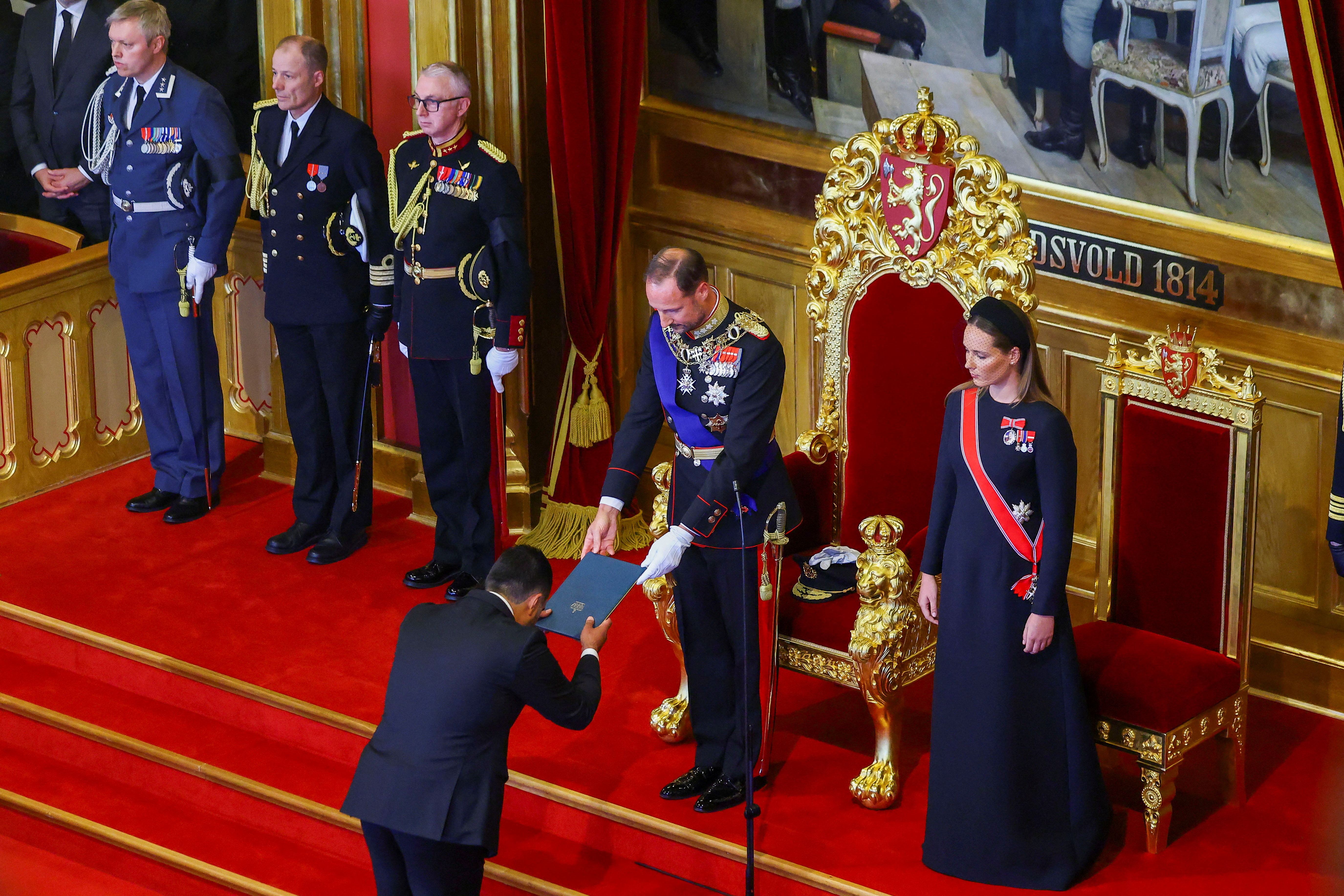 Novi norveški kralj Haakon VIII. je po smrti očeta prejšnji teden danes prisegel pred norveškim parlamentom