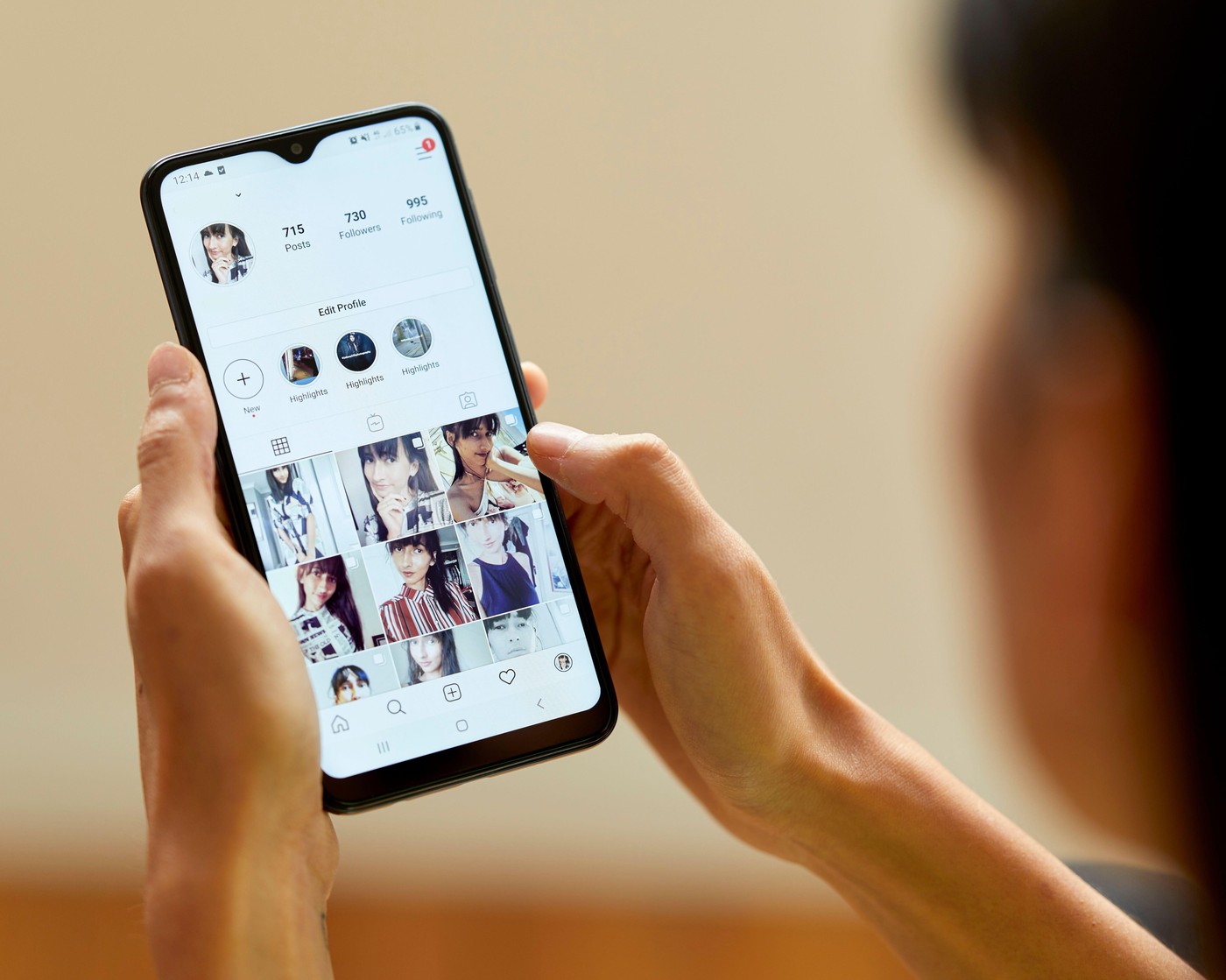 dekle mlada ženska uporablja Instagram aplikacijo na mobilnem telefonu