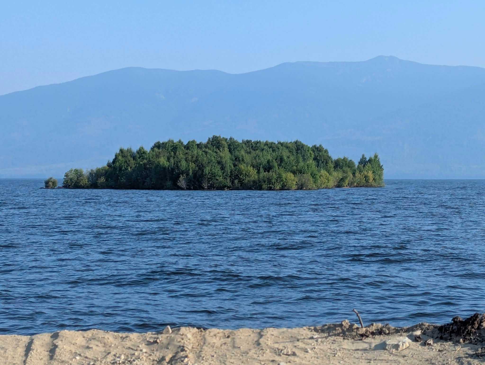 Otok na jezeru v Kanadi
