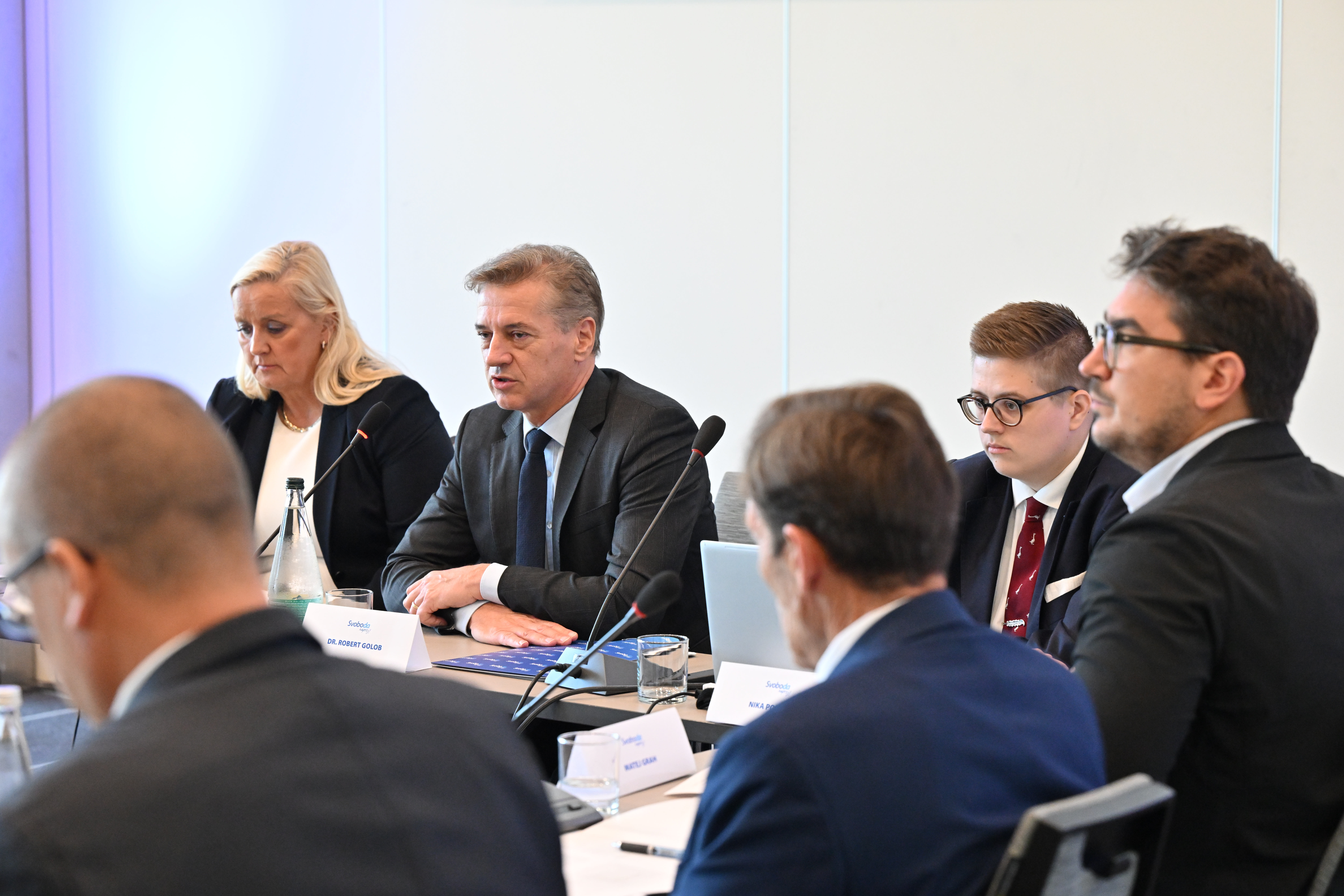Vlada v senci, Robert Golob