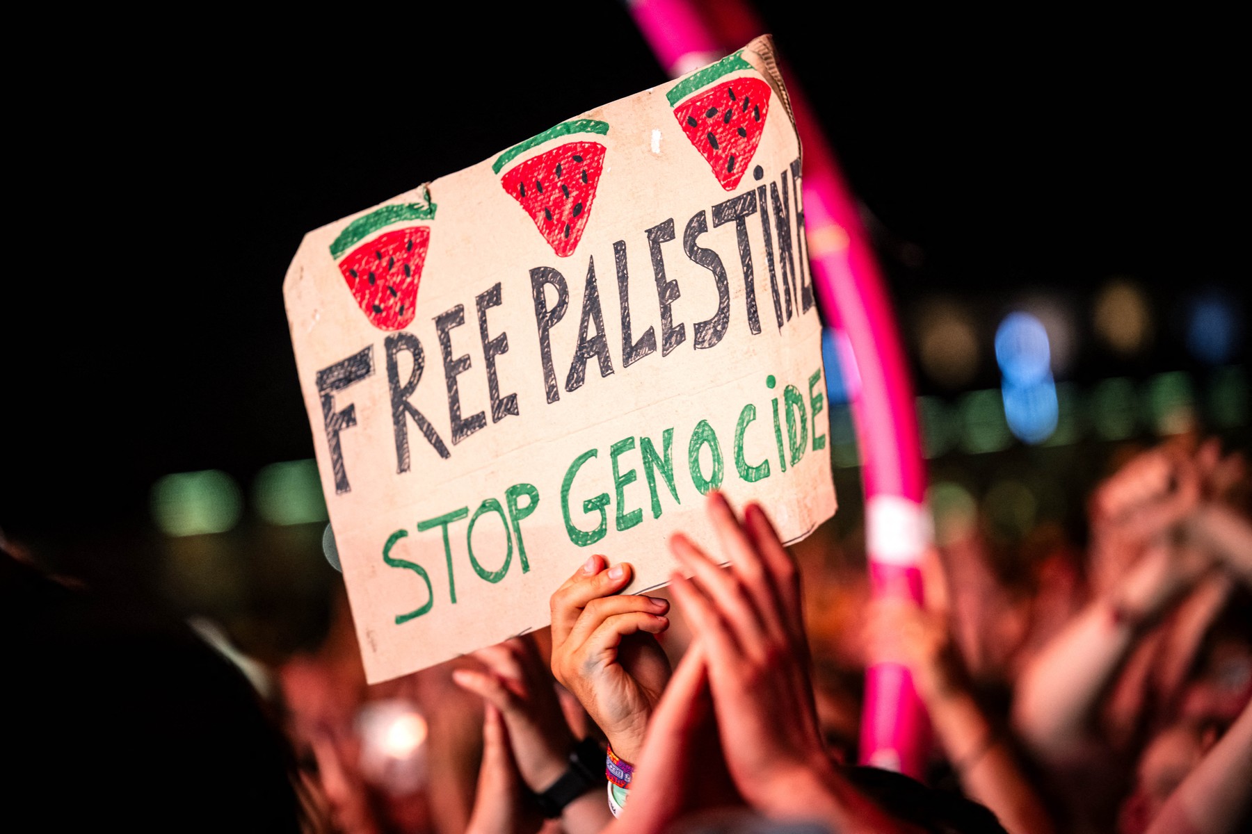 20 July 2025, Lower Saxony, Nordholz: "Free Palestine - Stop Genocide" poster performance by US rapper Macklemore.
