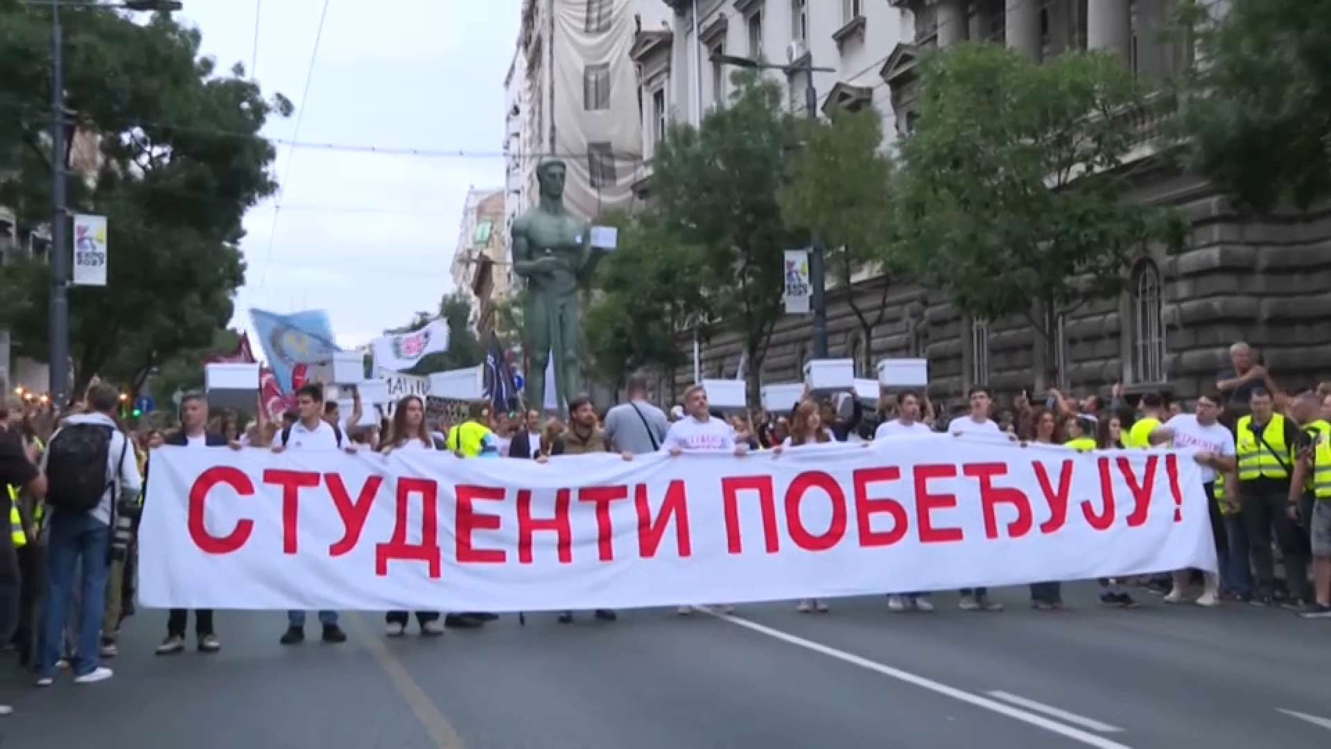 Študenti v koloni prinašajo študentsko listo