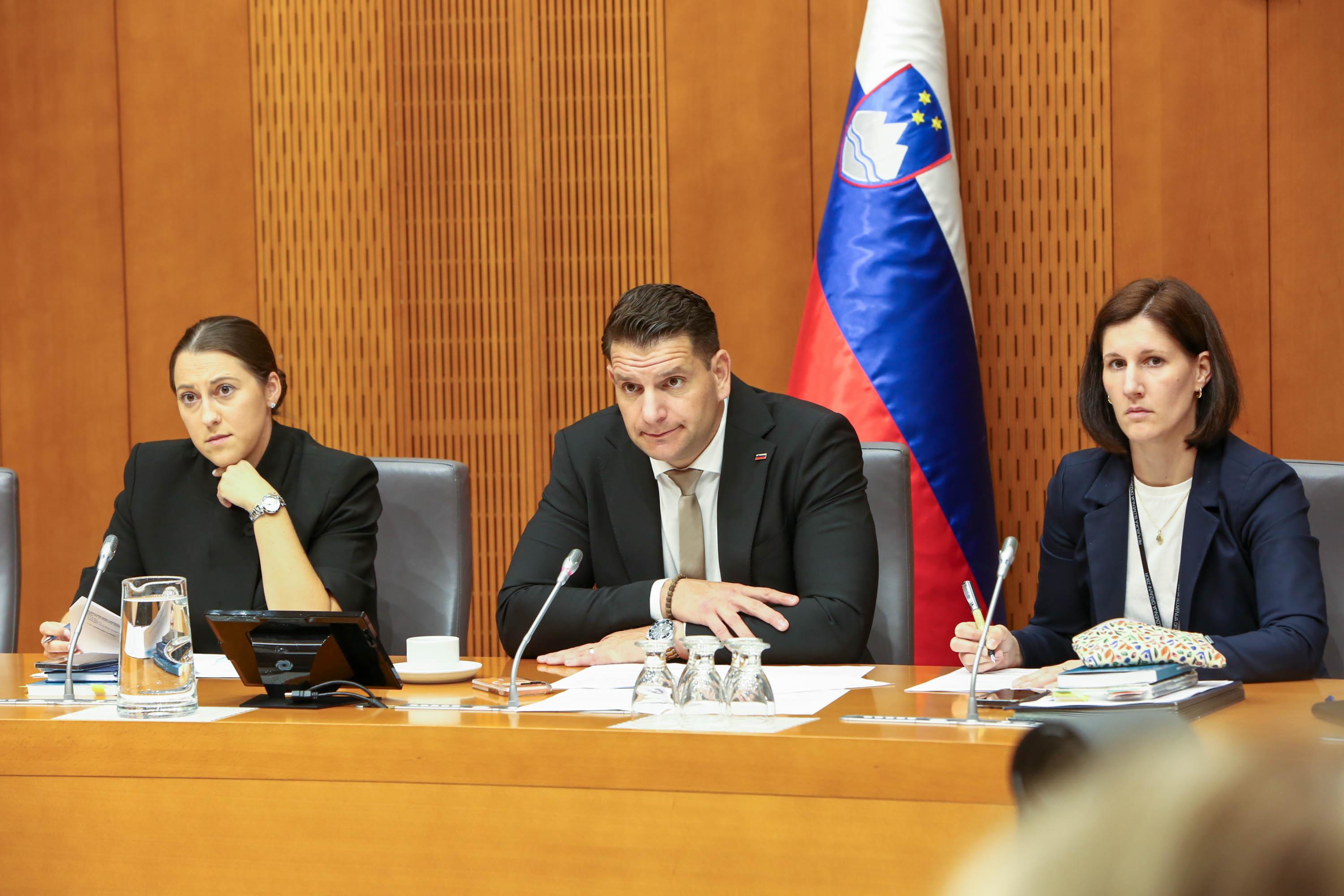 Članice in člani Kolegija predsednika Državnega zbora ter vabljeni na sejo