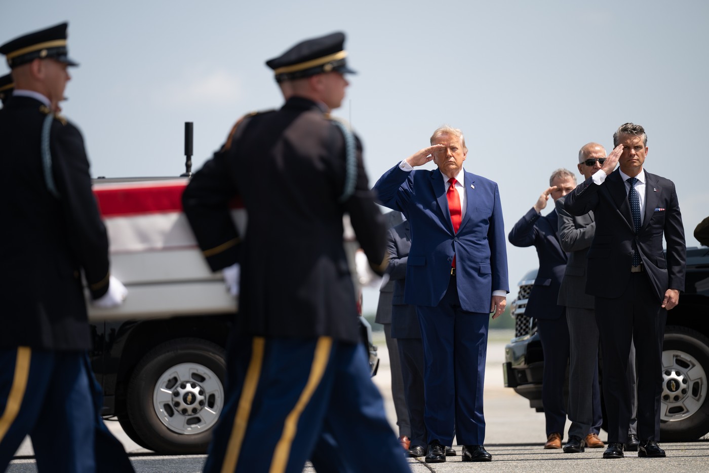 Donald Trump spremlja prihod krst z ameriškimi vojaki, ubitimi v Iranu