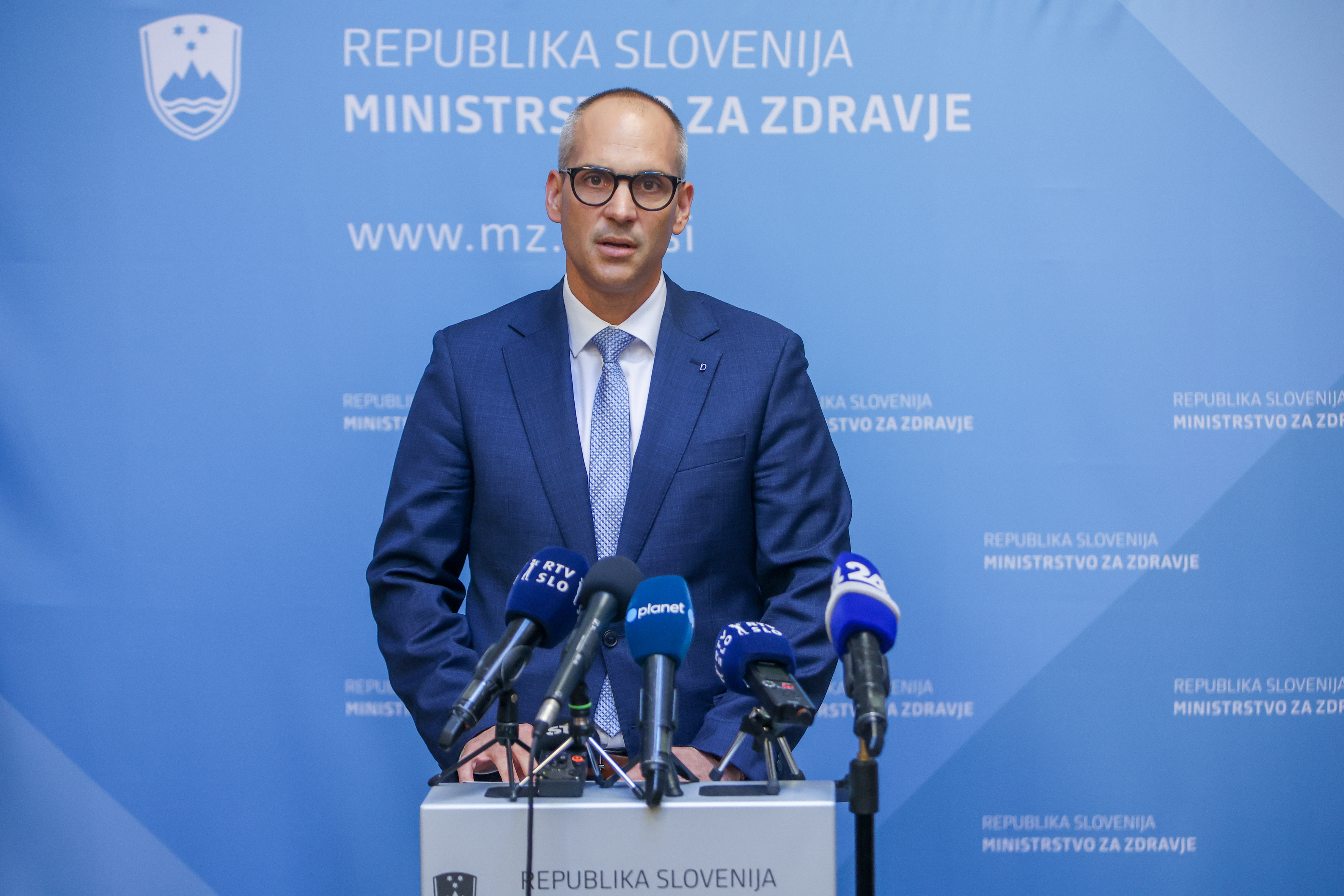 Novinarska konferenca, na kateri je minister za zdravje dr. Tadej Ostrc spregovoril o predlogu Zakona o Javnem skladu za napredno zdravljenje redkih bolezni
