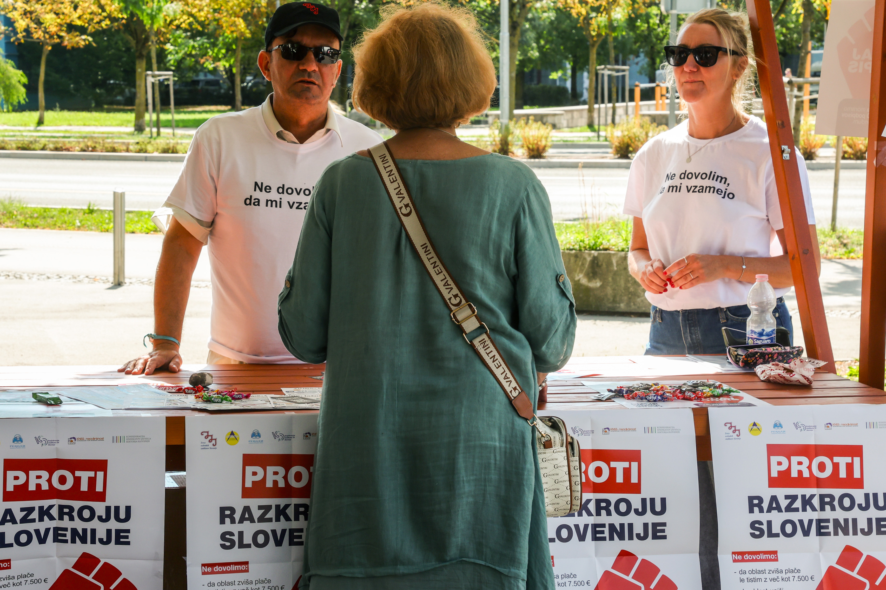 Oddaja podpisa za referendum o interventnem zakonu