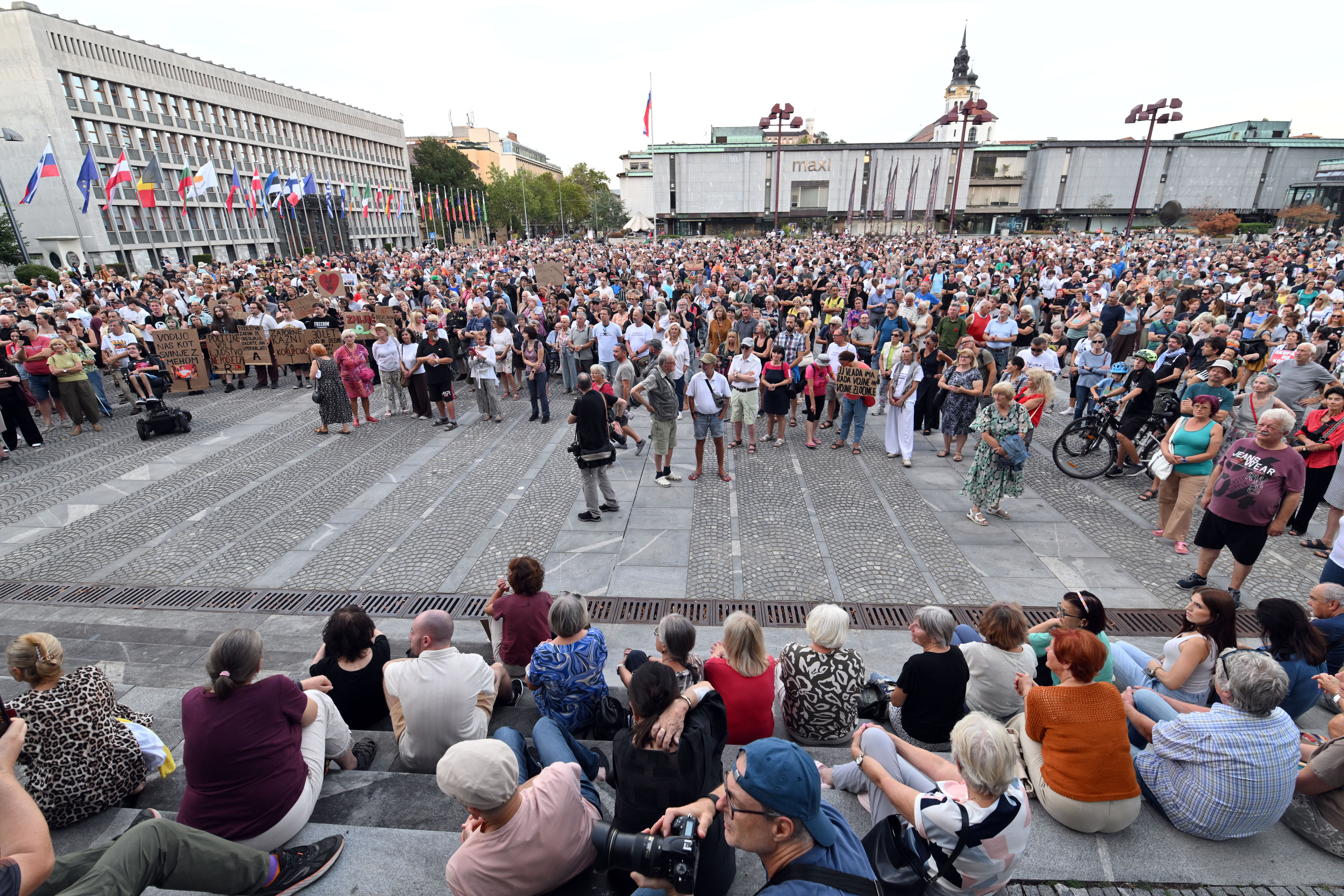 Slovenija, Ljubljana, 02.09.2026, Shod proti Mijicevi koaliciji. protest , parlament, Glas ljudstva, Boris Mijic, Black cube, Janez Janša , Benjamin NetanjahuFoto: Žiga Živulovic jr./F.A.Bobo
