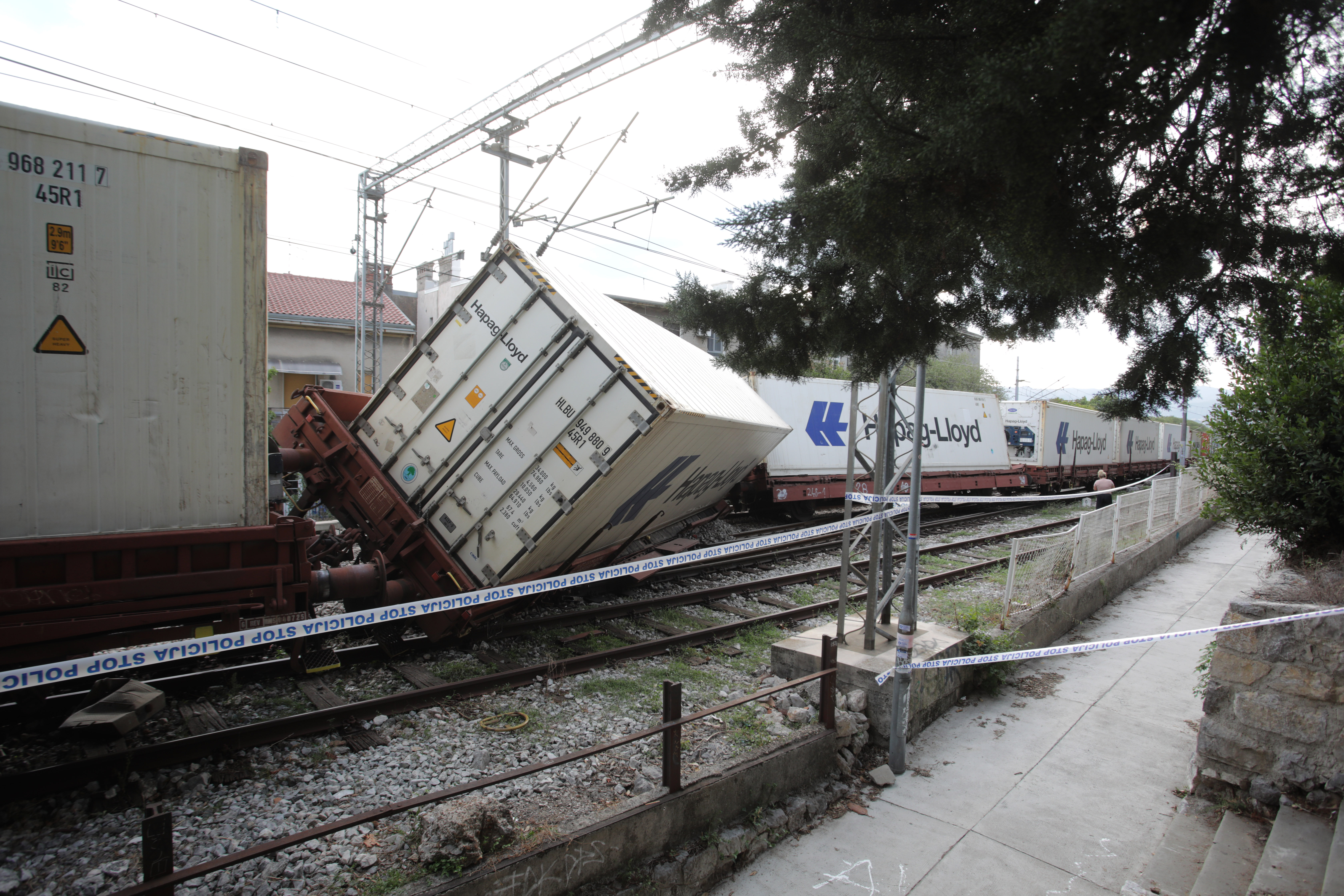 Hrvaška , Rijeka, 02.09.2026, Na progi Reka–Zagreb sta se pri postaji Pećine iztirila dva vagona tovornega vlaka.