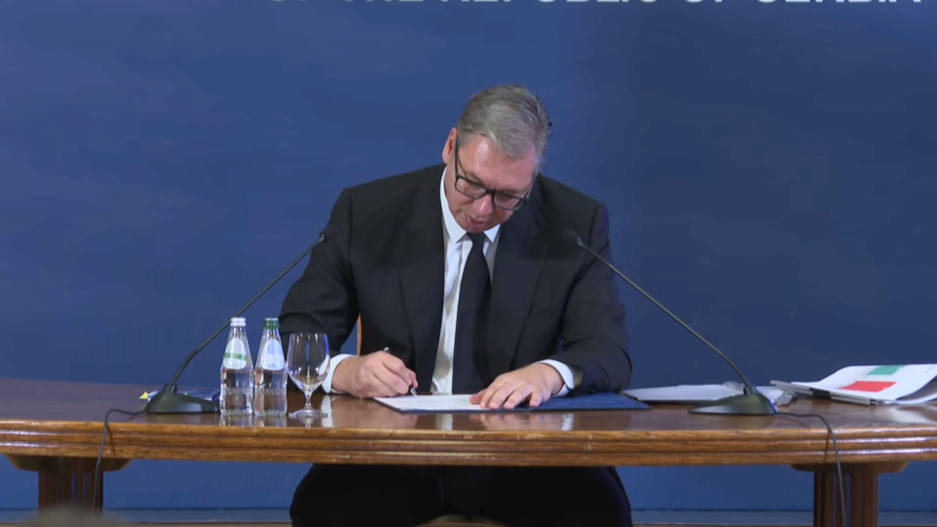 Aleksandar Vučić odstopil s položaja