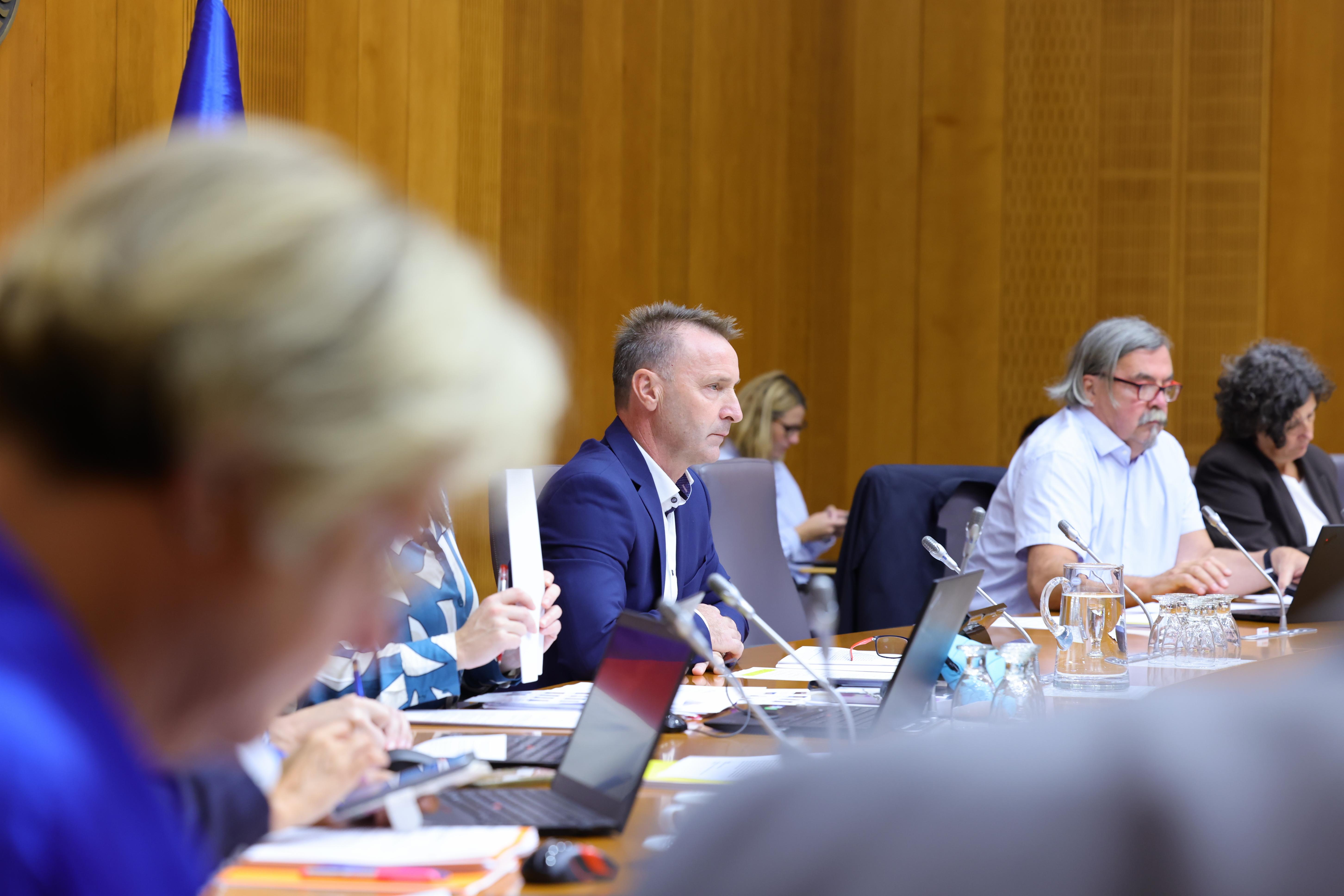 Podpredsednik Odbora za zdravje Aleksander Gungl (PS NSi, SLS, FOKUS) (v sredini).