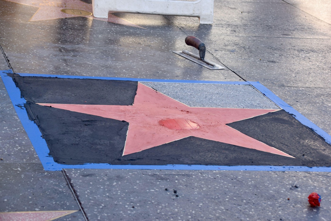 Neznani vandali so poškodovali spomenik Dolly Parton