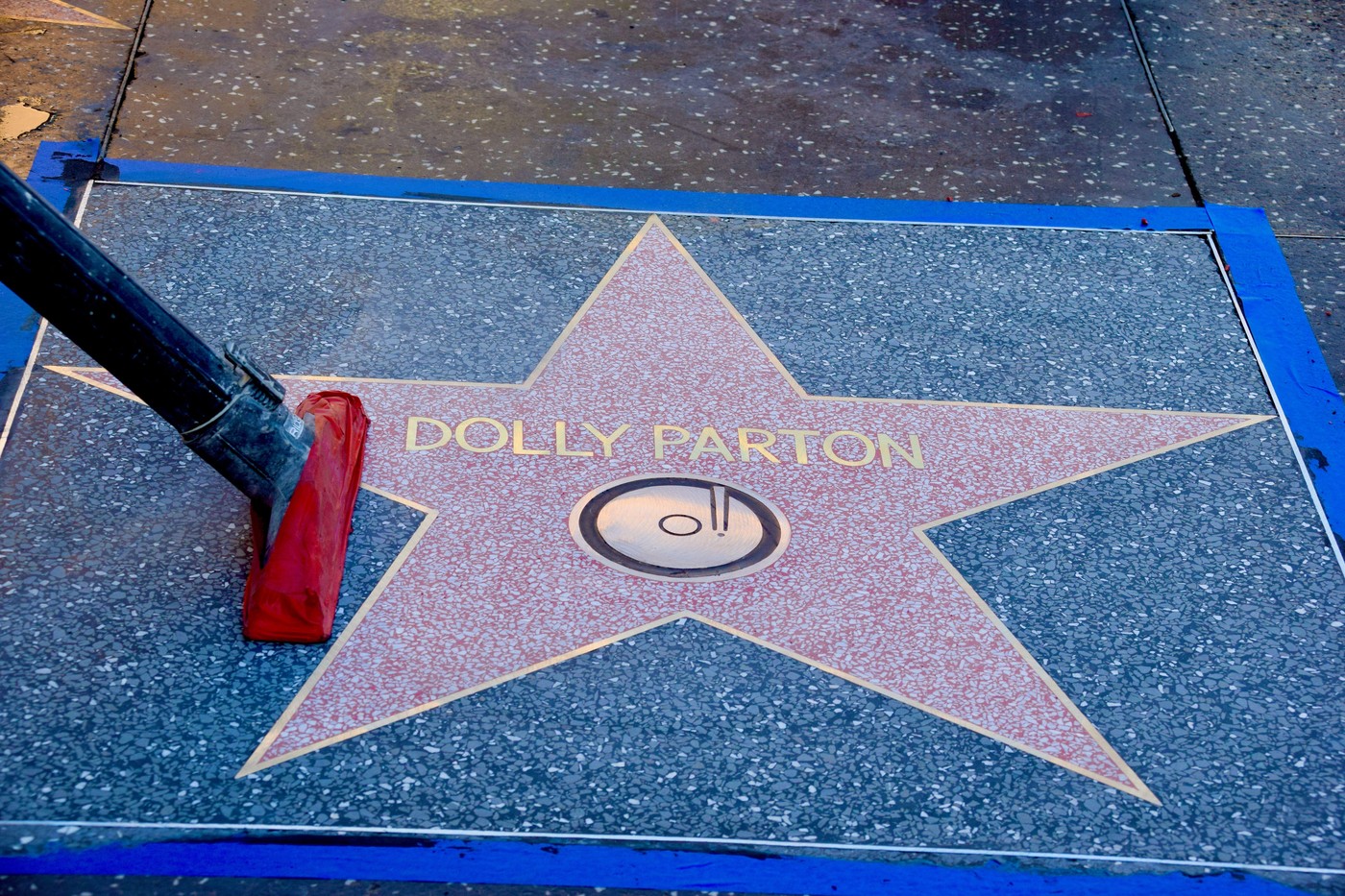Neznani vandali so poškodovali spomenik Dolly Parton